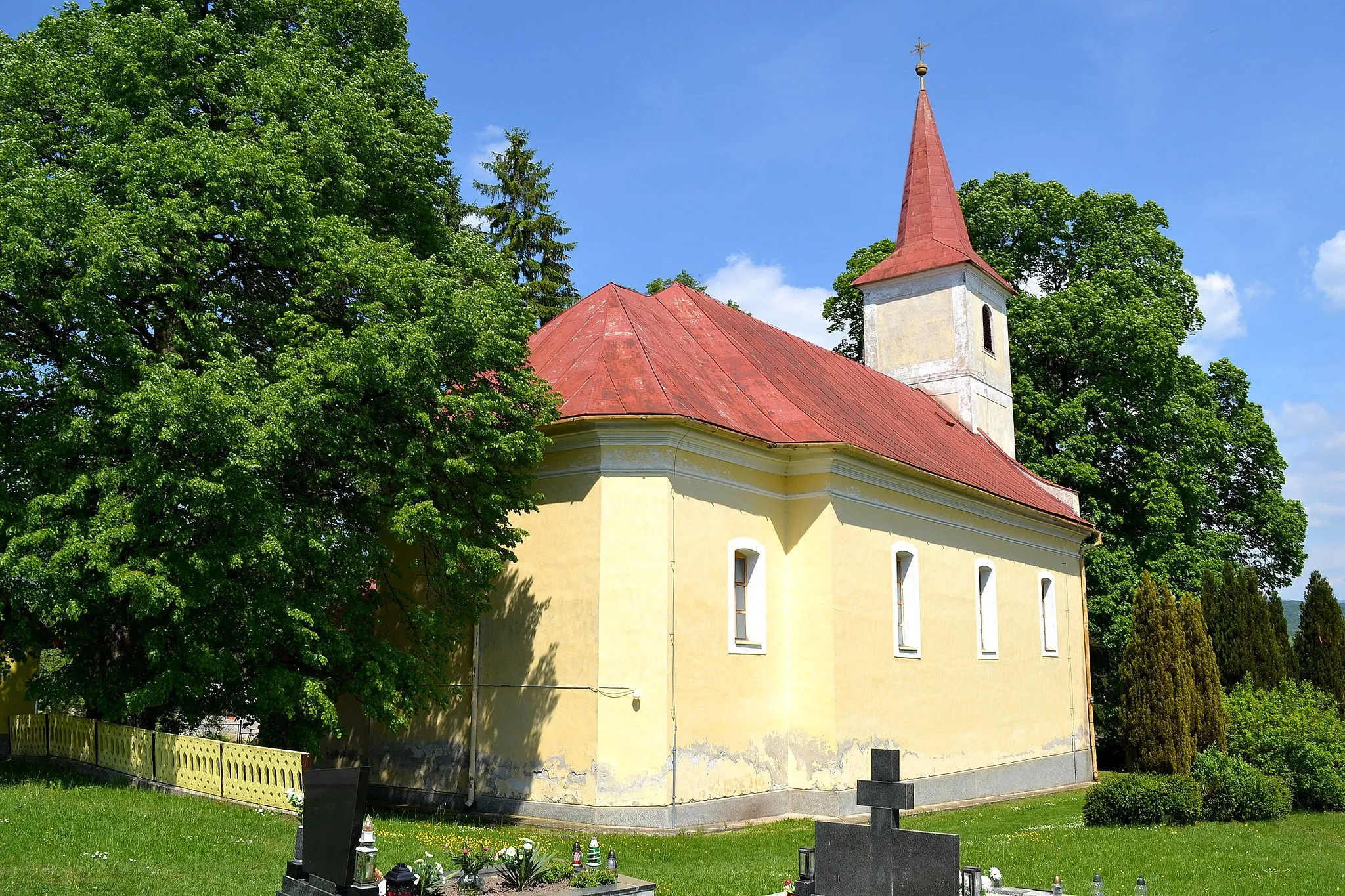 Photo showing: Kosorín (okr. Žiar nad Hronom), Kostol svätého Ladislava; celkový pohľad zo severovýchodu