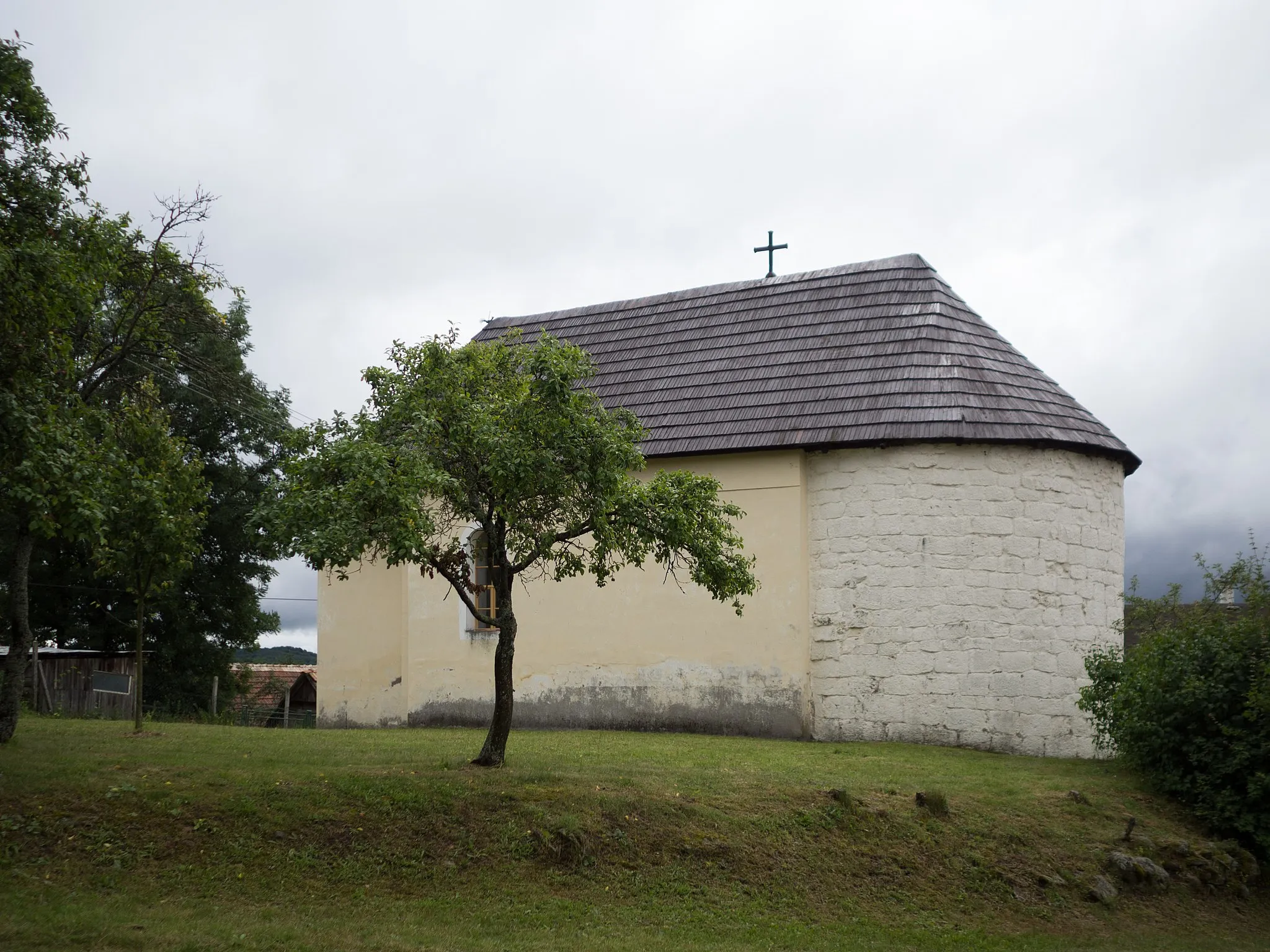 Photo showing: Lutheran Church in Baďan, Slovakia. Romanesque rotunda from the 12th century, enlarged in 1685.