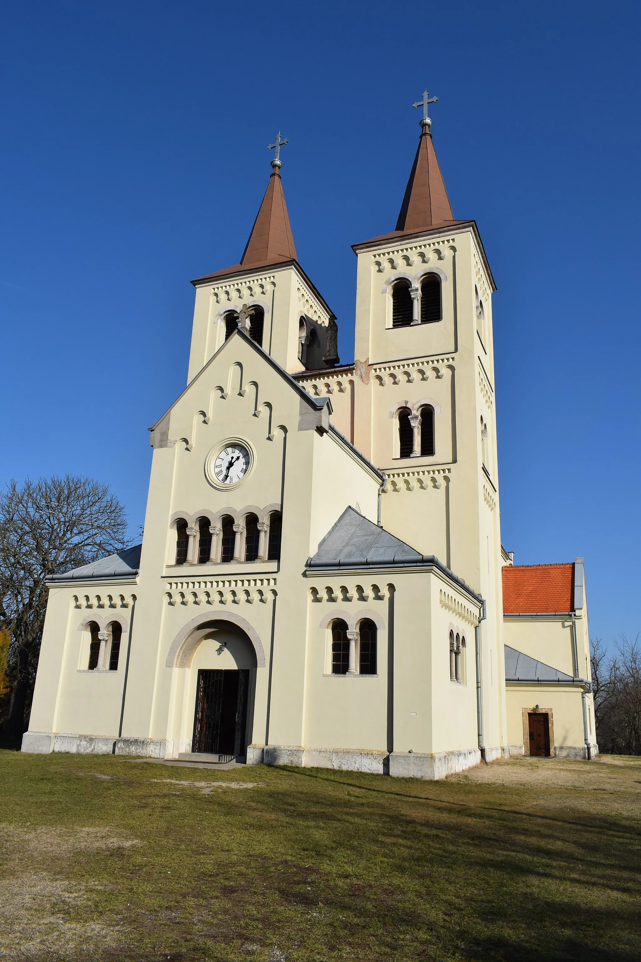 Photo showing: The Romanesque Church of the Virgin Mary in Bíňa, originally built as part of the now defunct monastery of Premonstratensians sometime before 1217, restored and altered substantially several times, especially in 1722-32, 1861-62, 1896-98 and after significant damage in WW2 in 1951-55.