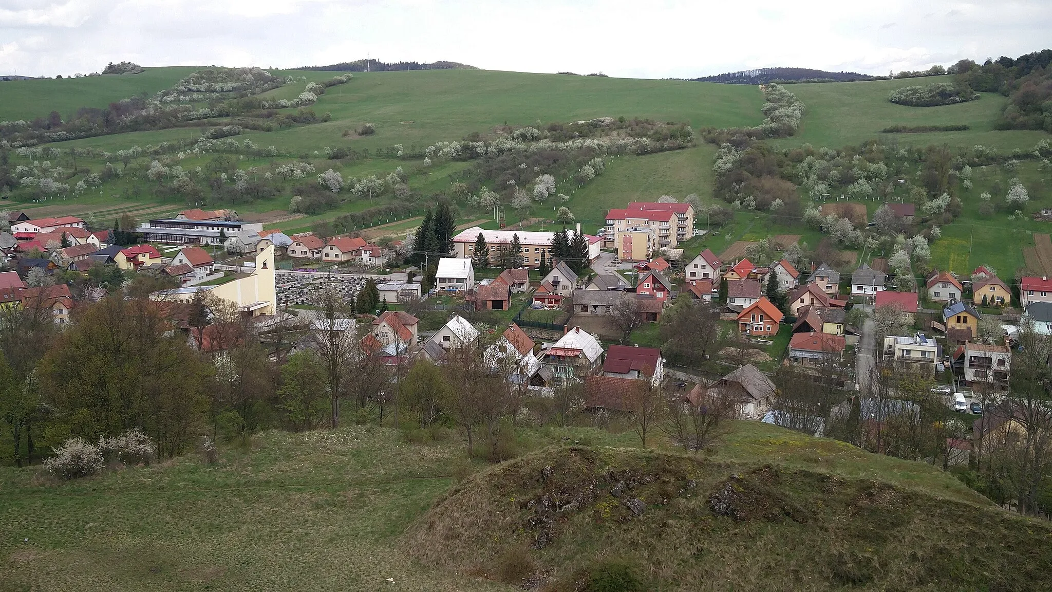 Photo showing: Pohľad na kostol, cintorín a budovu školy