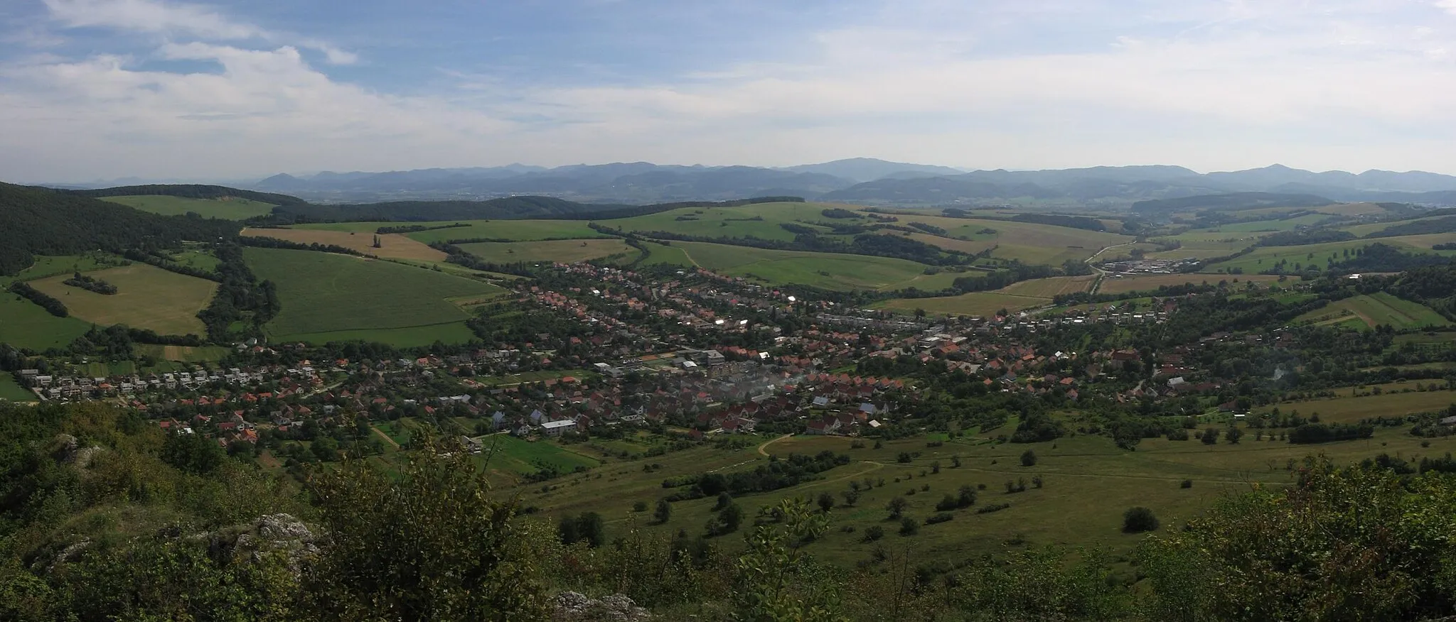 Photo showing: View of Dolná Súča from Krasín, Trenčín district, Western Slovakia