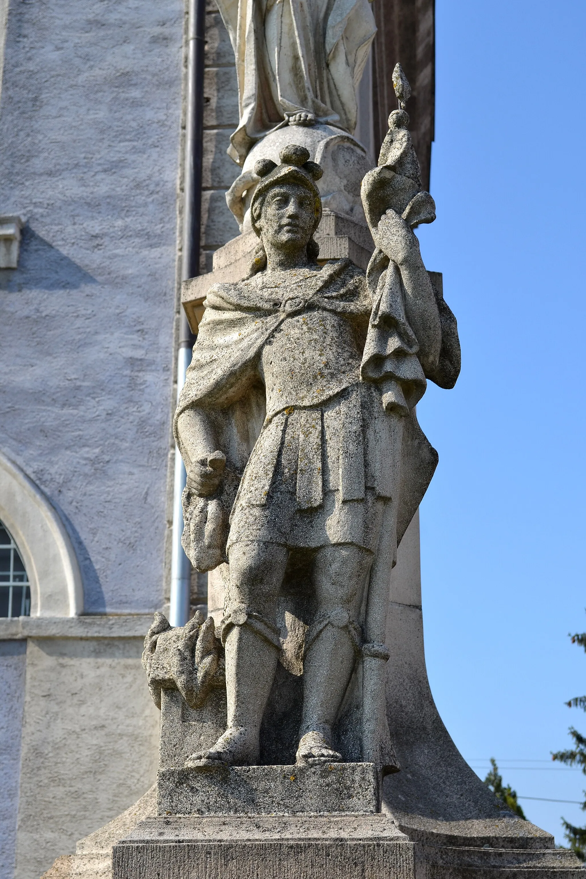 Photo showing: Gbely (okr. Skalica), súsošie Immaculata pred farským Kostol svätého Michala archanjela; socha sv. Floriána