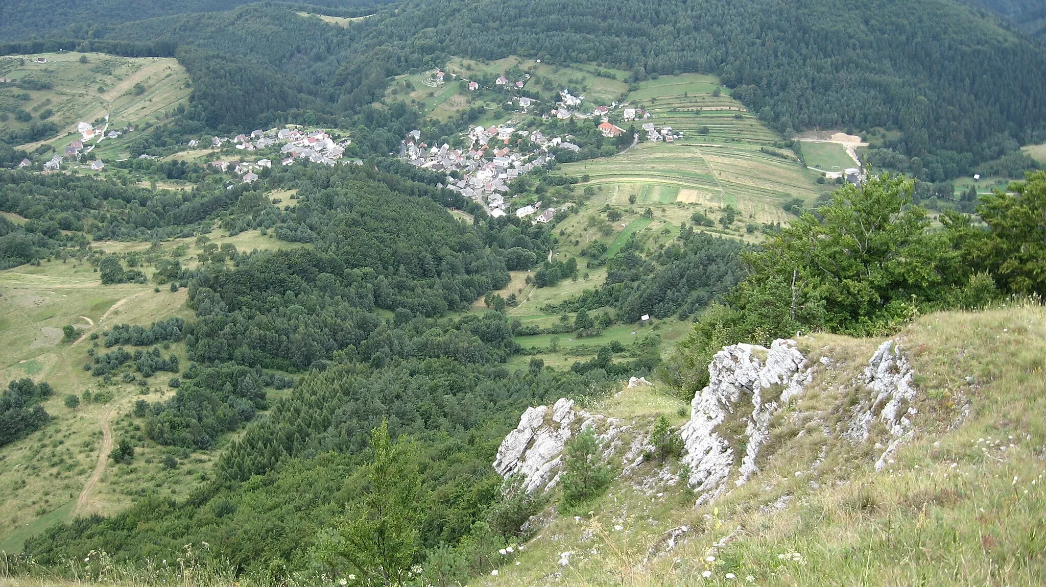 Photo showing: Pohľad na obec z Temešskej skaly