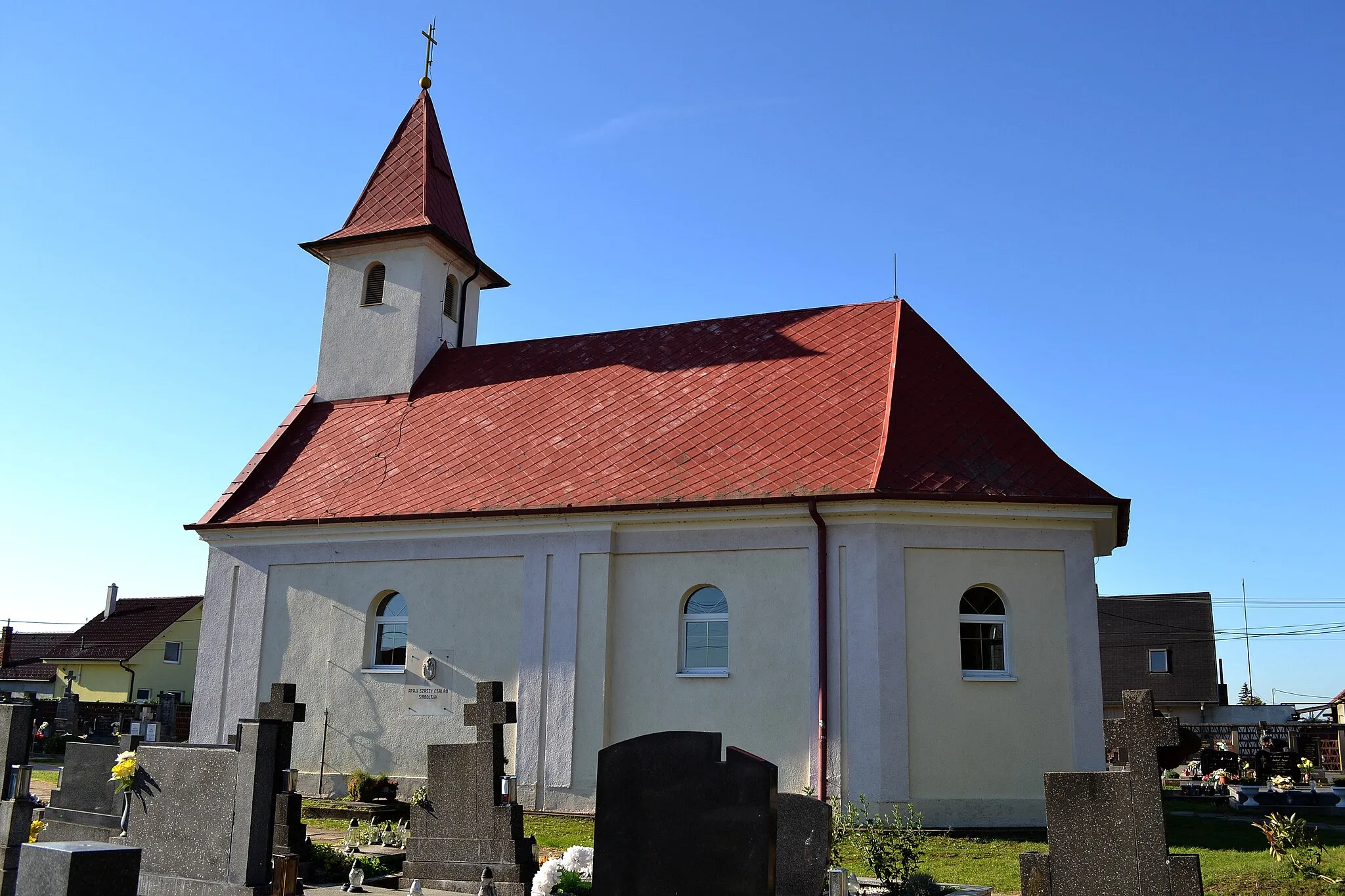 Photo showing: Opoj (okr. Trnava), Kostol Najsvätejšej Trojice; celkový pohľad