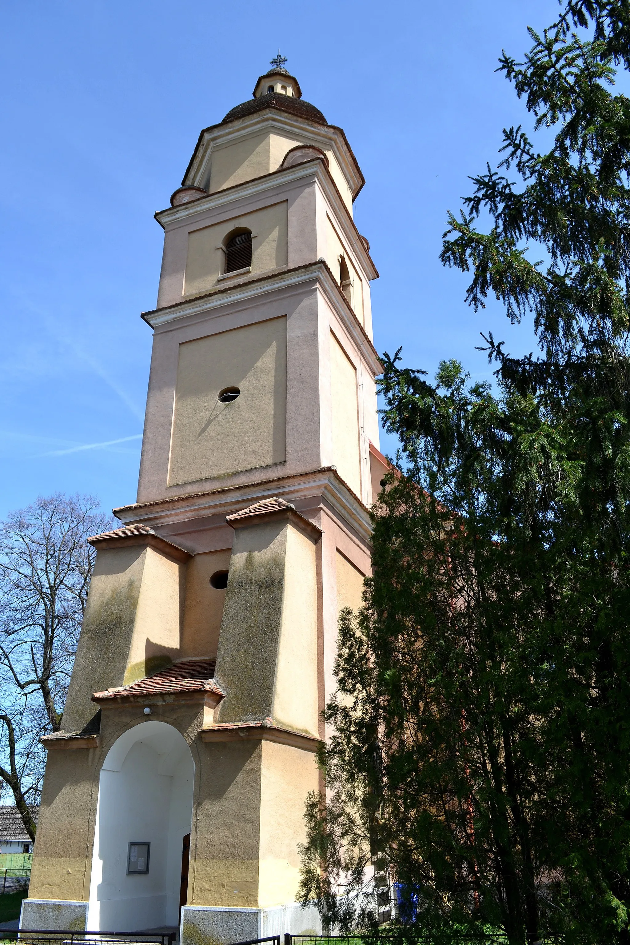 Photo showing: Borský Svätý Jur (okr. Senica), Kostol svätého Juraja; veža kostola je zaujímavá svojím etážovaním