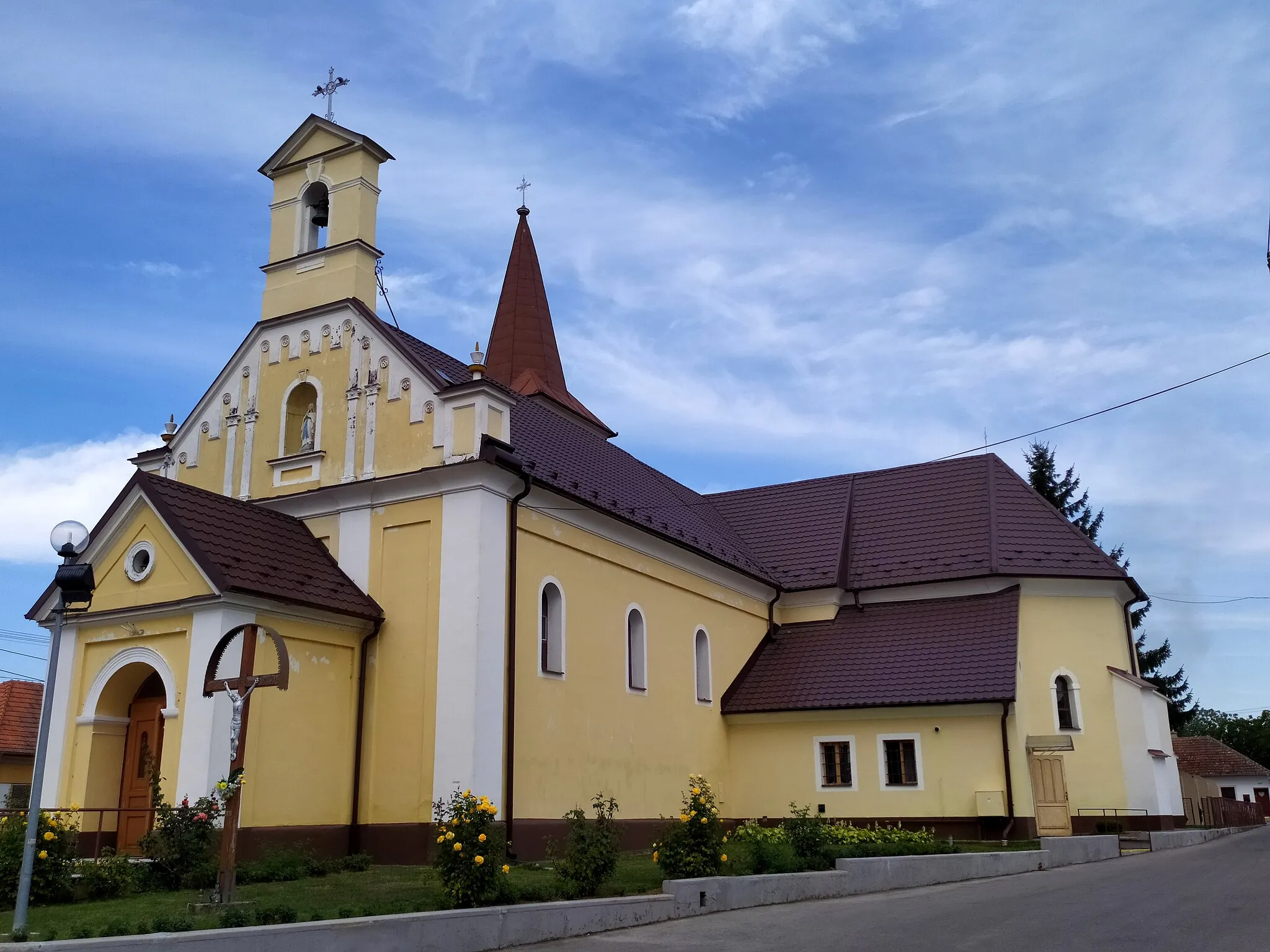 Photo showing: Rybany (okr. Bánovce nad Bebravou), Kostol Nepoškvrneného počatia Panny Márie; celkový pohľad