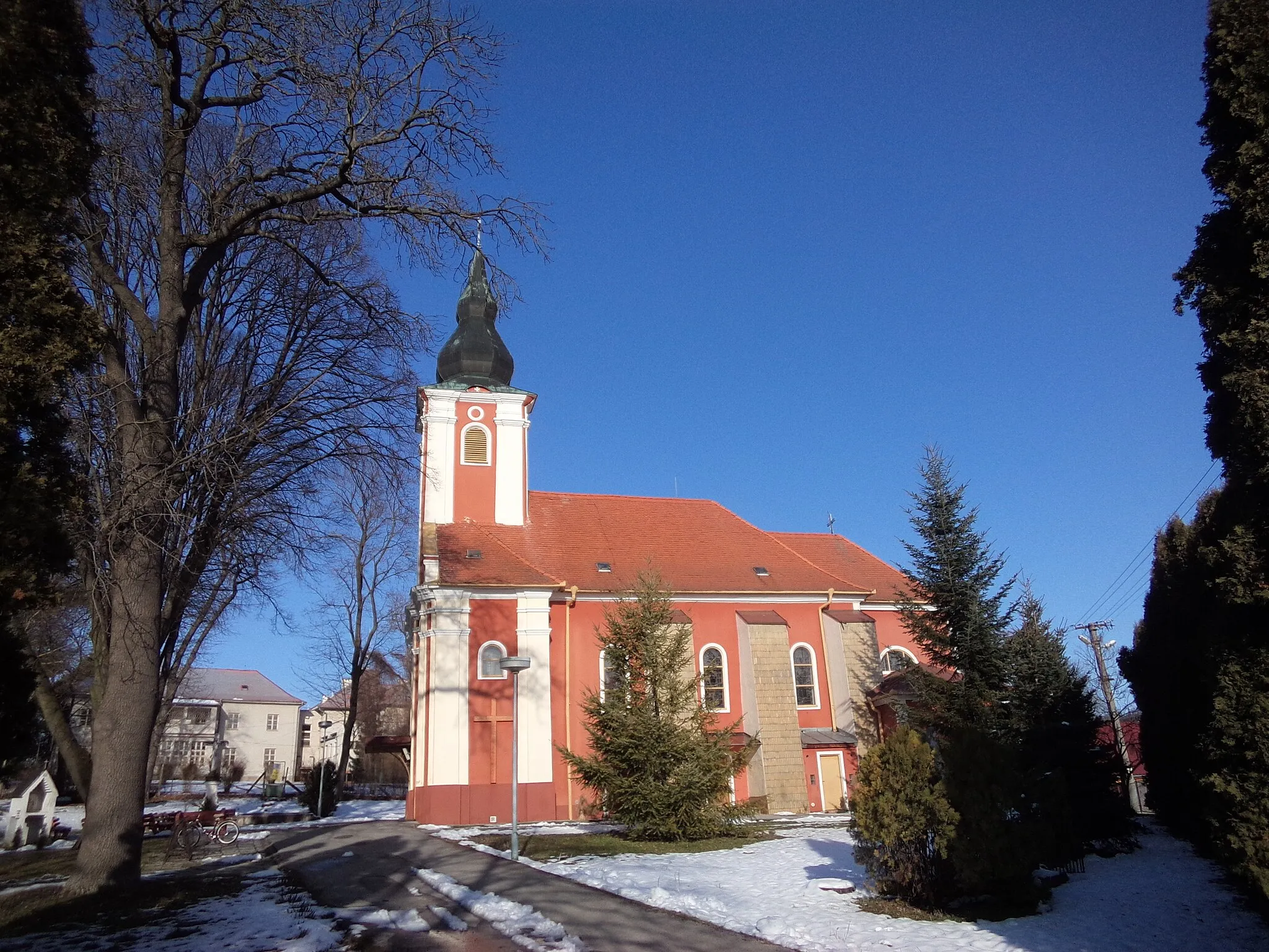 Photo showing: Trávnica (okr. Nové Zámky), Kostol Najsvätejšej Trojice