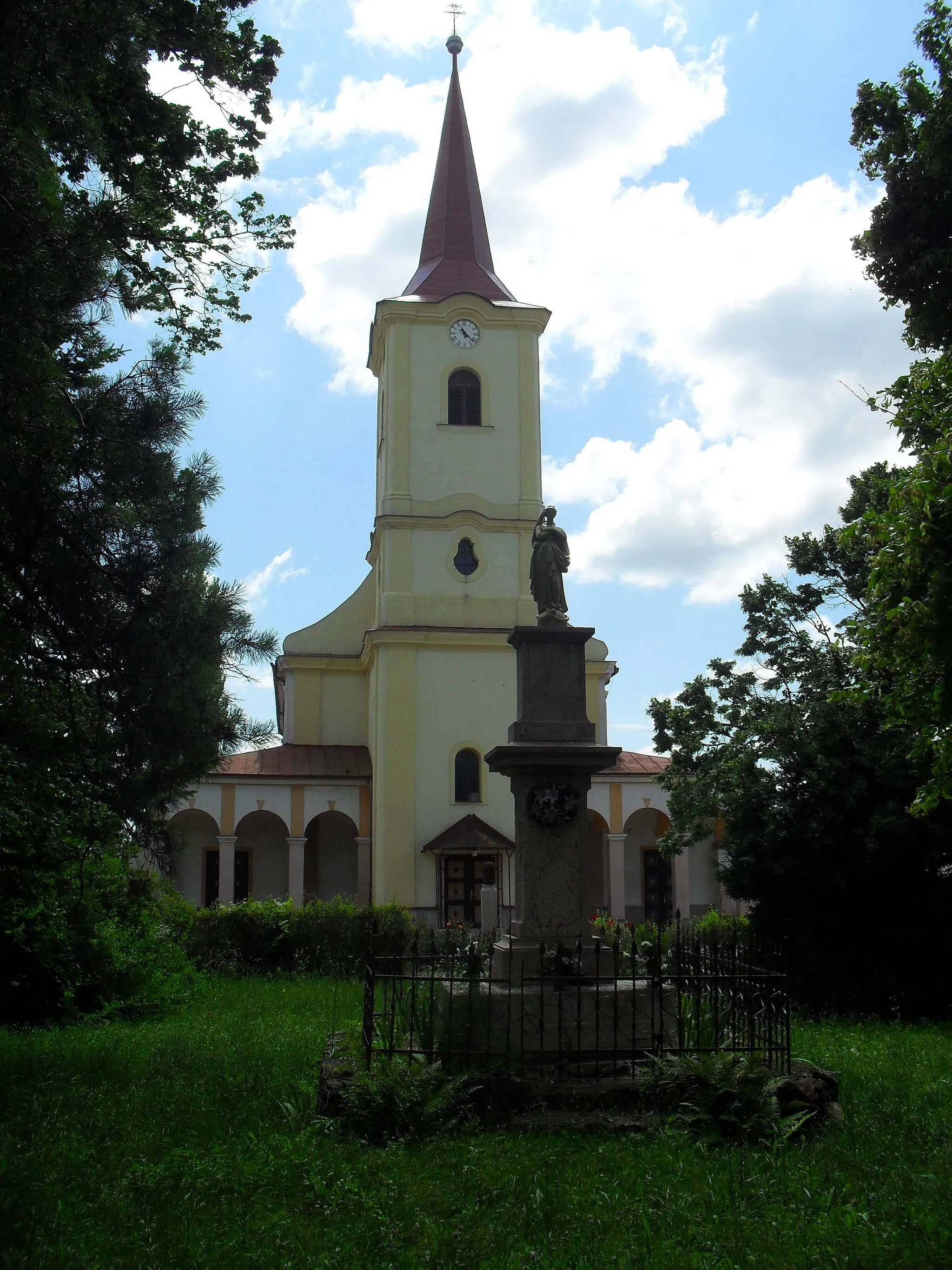 Photo showing: Kürt - katolikus templom