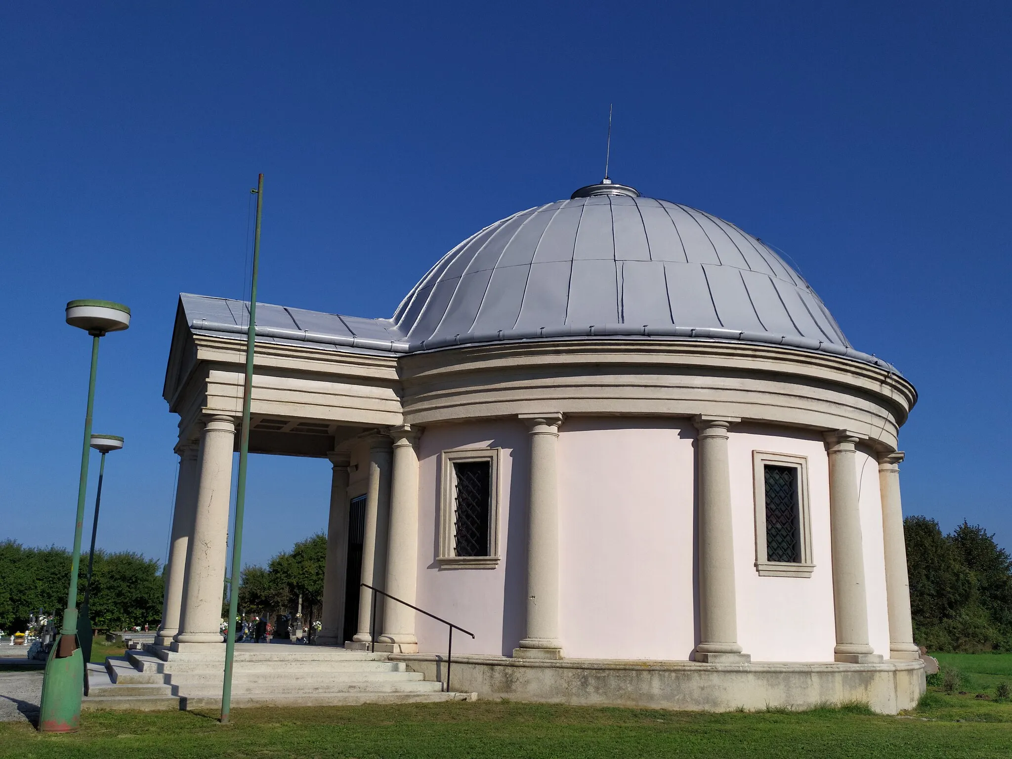 Photo showing: Dolné Zelenice (okr. Hlohovec), mauzóleum rodiny  Szunyoghovcov