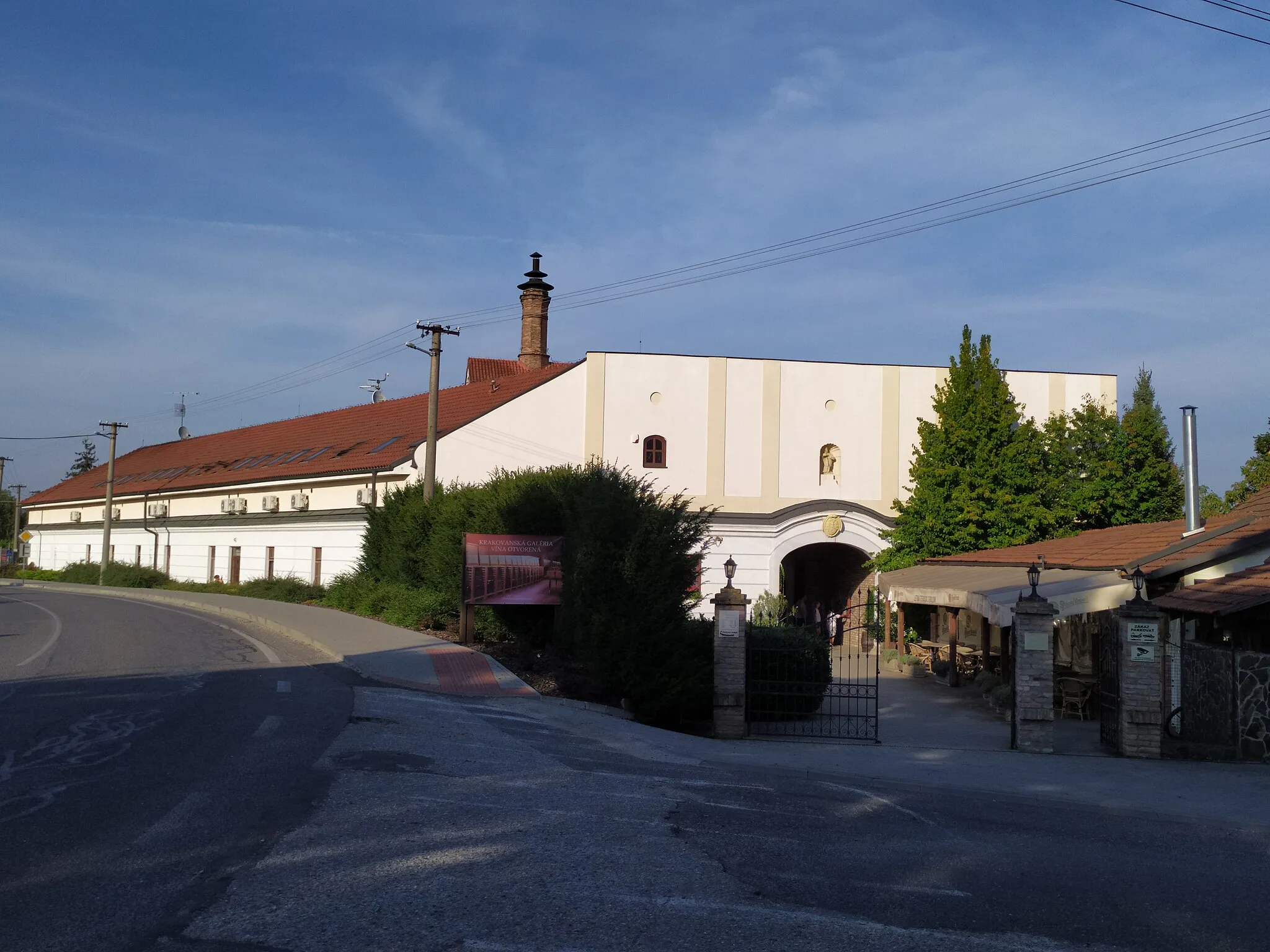 Photo showing: Krakovany (okr. Piešťany), bývalá kúria (dnes Chateau Krakovany); celkový pohľad od juhu