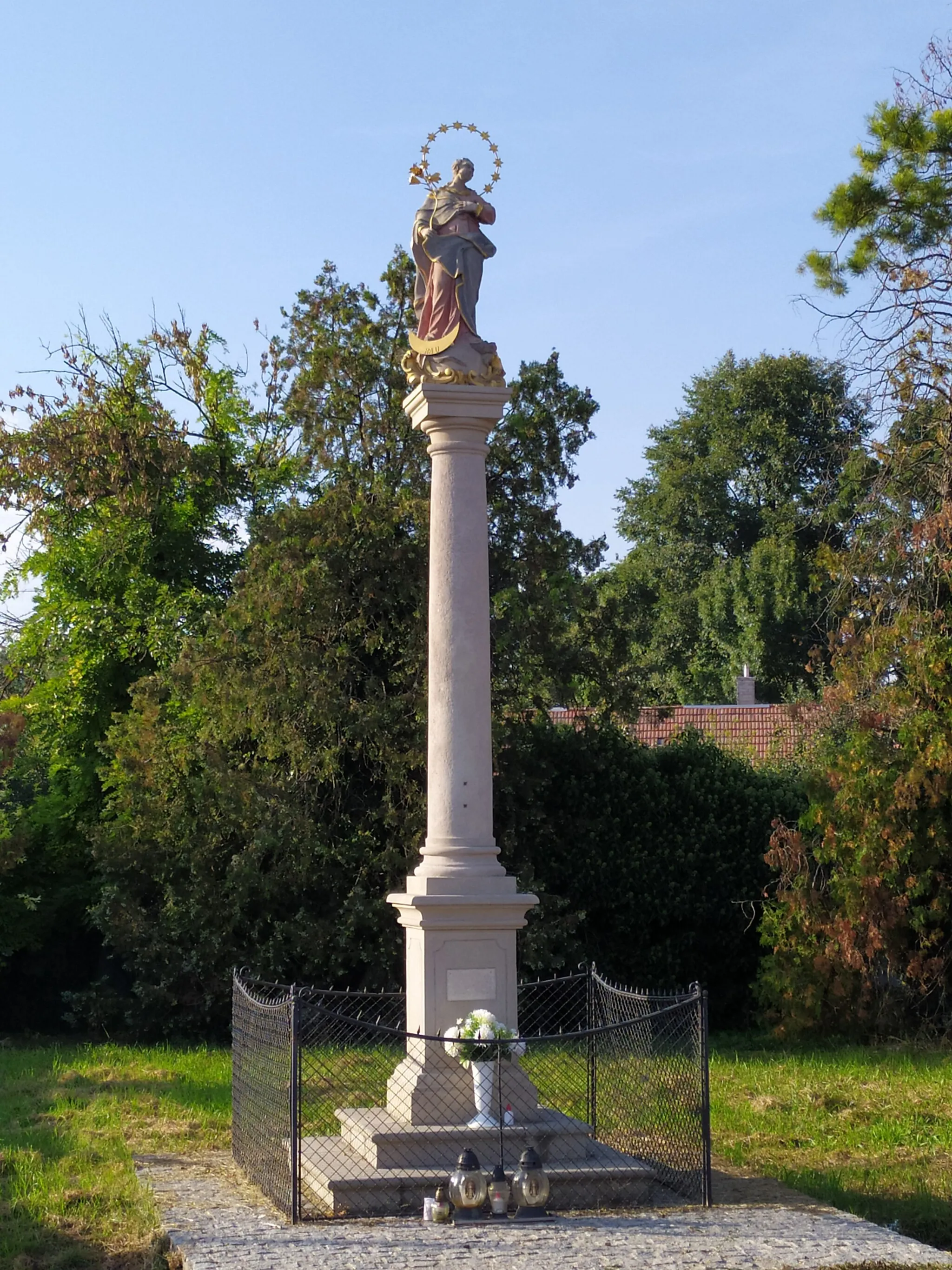 Photo showing: Krakovany (okr. Piešťany), Krakovany (okr. Piešťany), stĺp so sochou Panny Márie Immaculata; celkový pohľad
