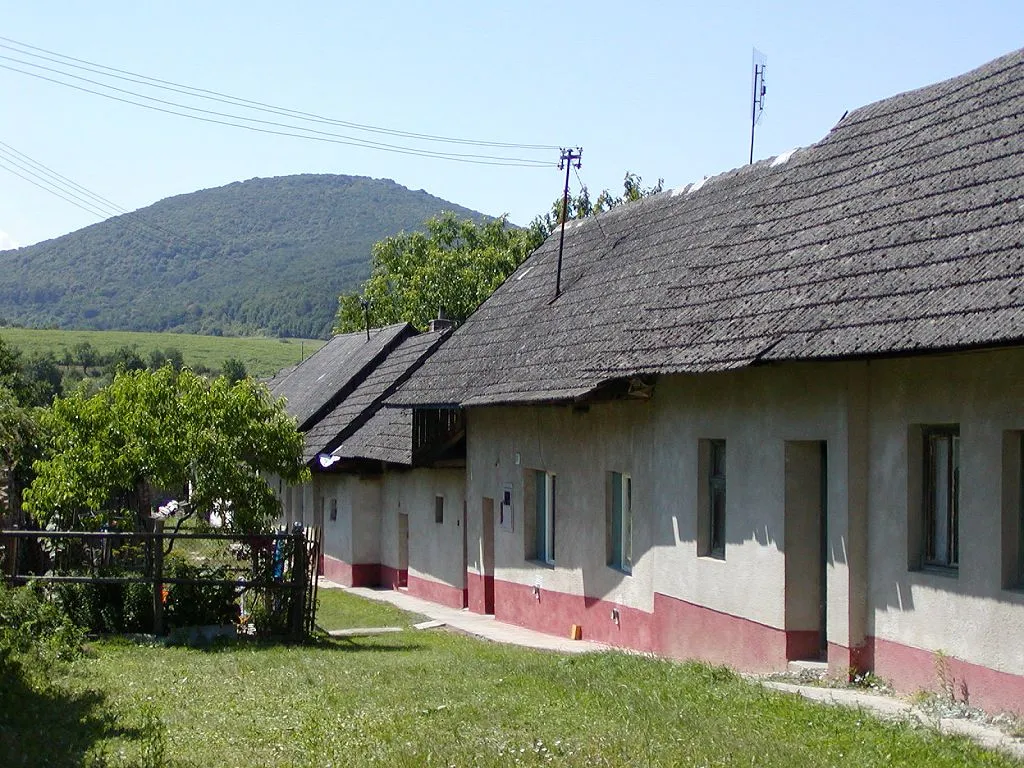 Photo showing: Obec Kálnica, domy.
