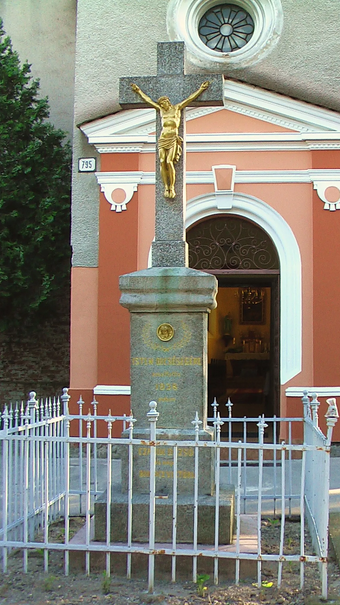 Photo showing: Dolné Saliby - kríž pred vstupom do rímskokatolíckeho kostola