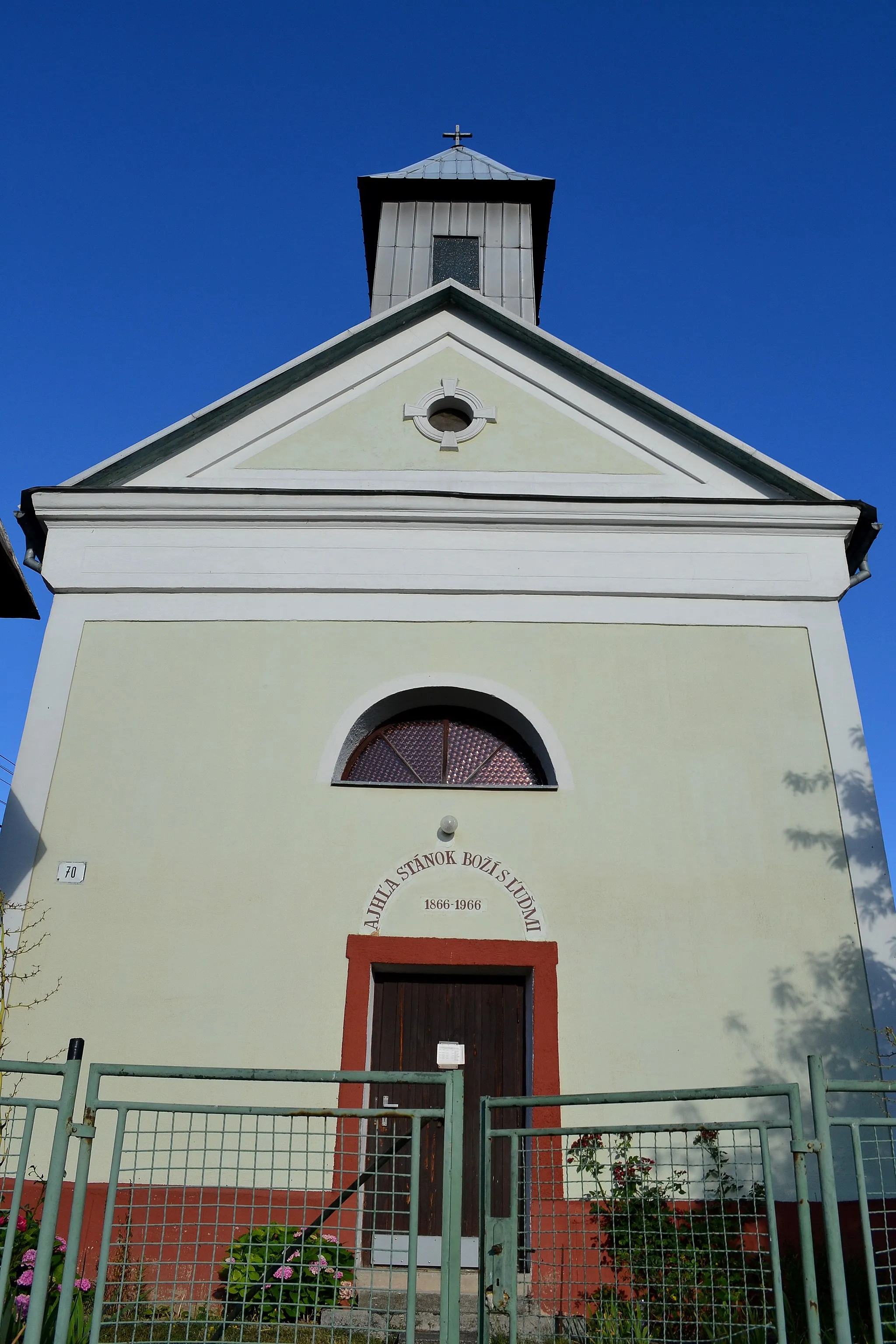 Photo showing: Nová Lehota (okr. Nové Mesto nad Váhom), neorománsky evanjelický kostol; detail priečelia
