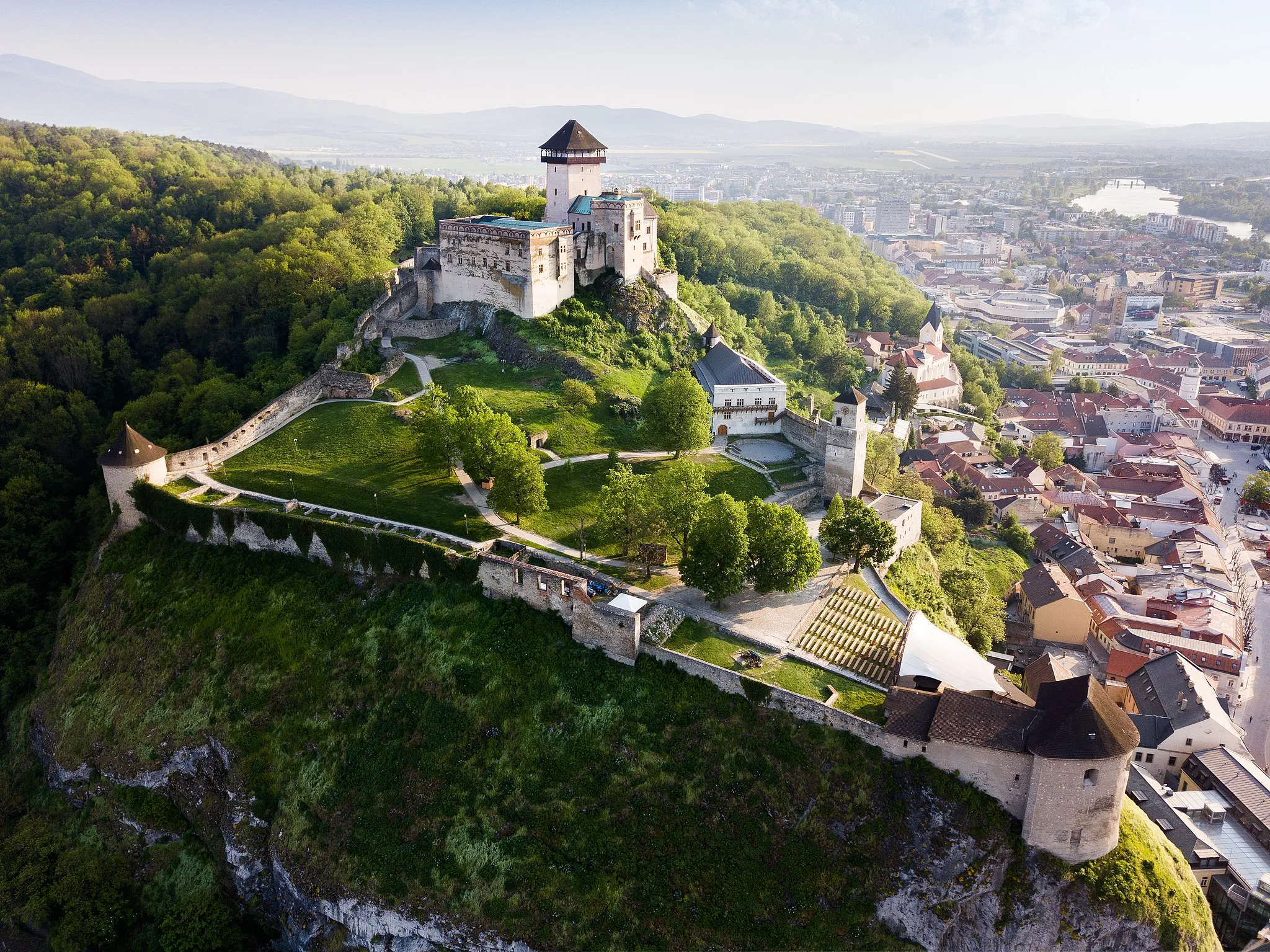 Photo showing: Trenčiansky hrad je správe Trenčianskeho Samosprávneho Kraja.