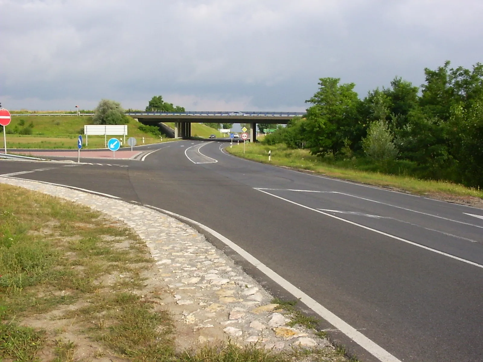 Photo showing: Töltéstava, crossing of M1 motorway and national road 81.