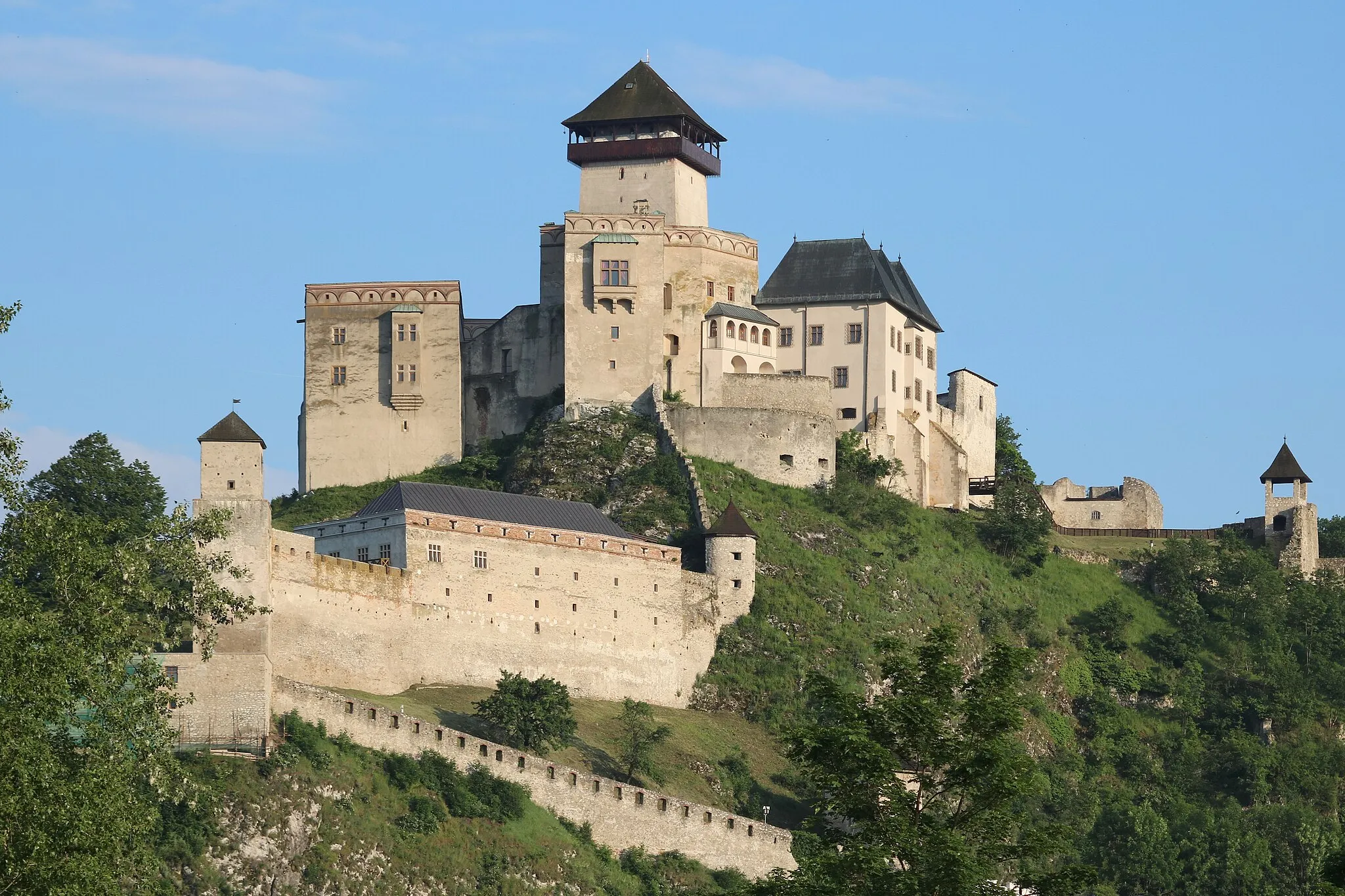 Photo showing: Trenčín Castle from Vah river