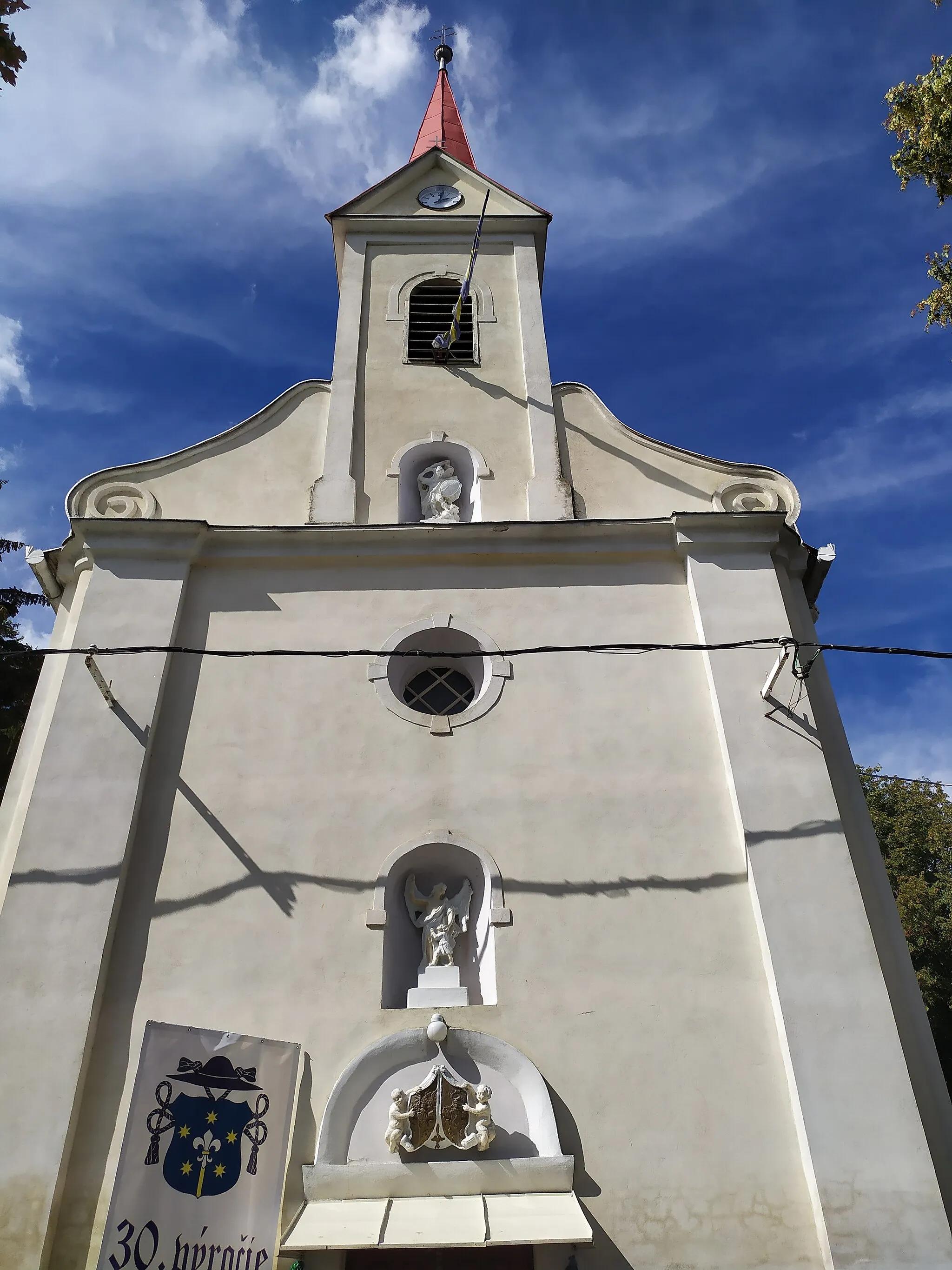 Photo showing: Šaľa, Kostol svätej Rodiny v mestskej časti Veča; hlavné priečelie so vstavanou vežou
