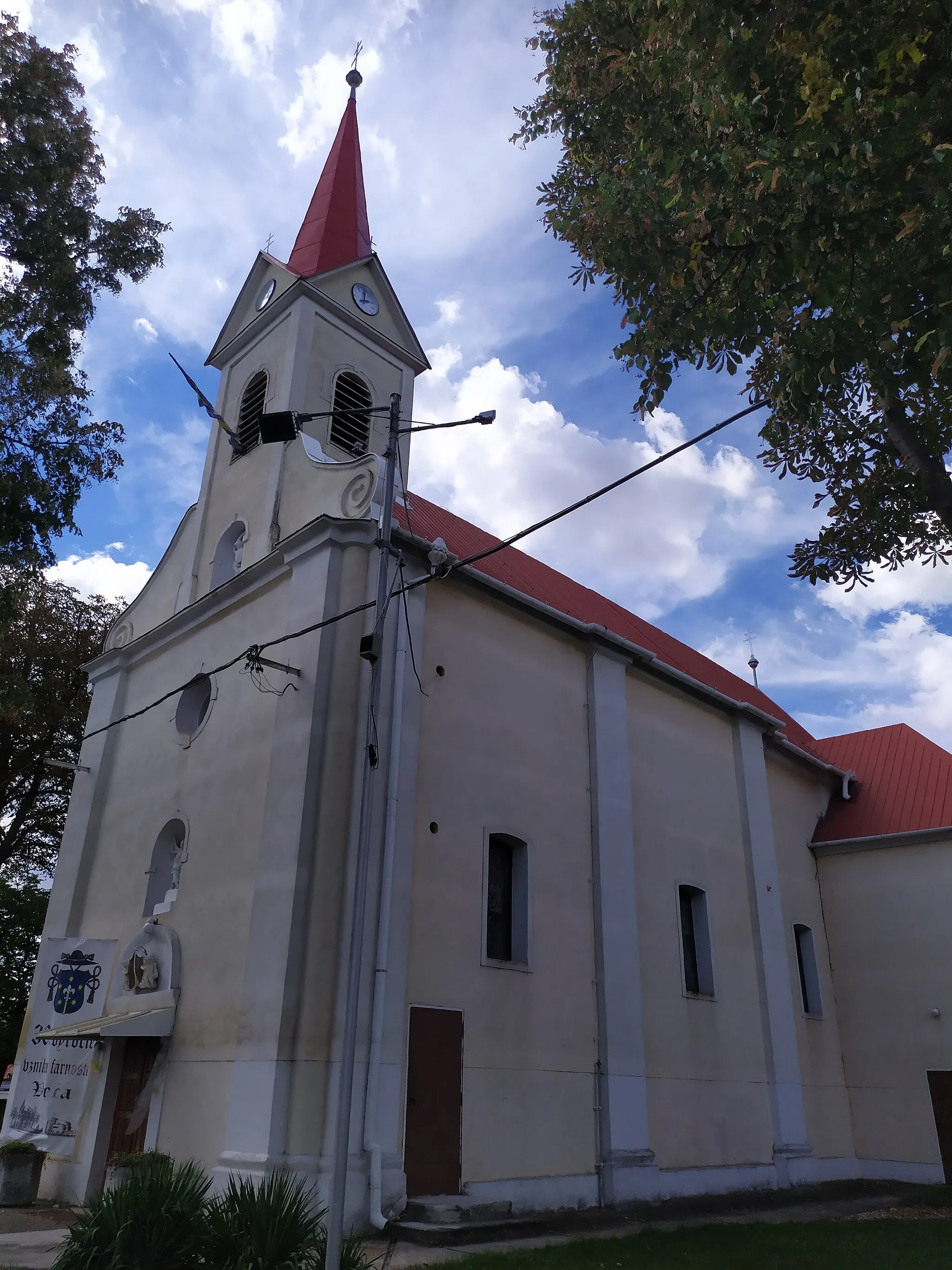 Photo showing: Šaľa, Kostol svätej Rodiny v mestskej časti Veča; severný múr lode
