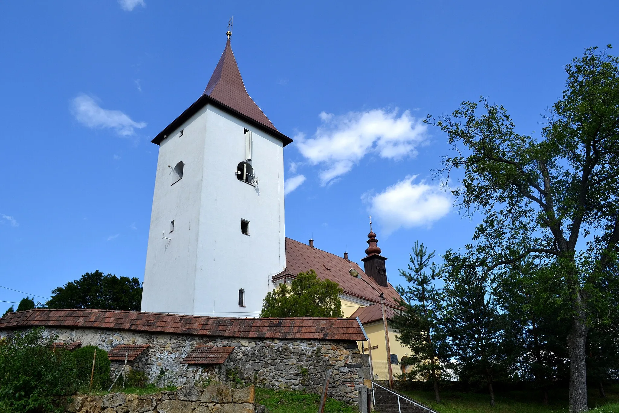 Photo showing: Lovčica-Trubín (okr. Žiar nad Hronom), Kostol svätej Márie Magdalény; pohľad na kostol z juhozápadu