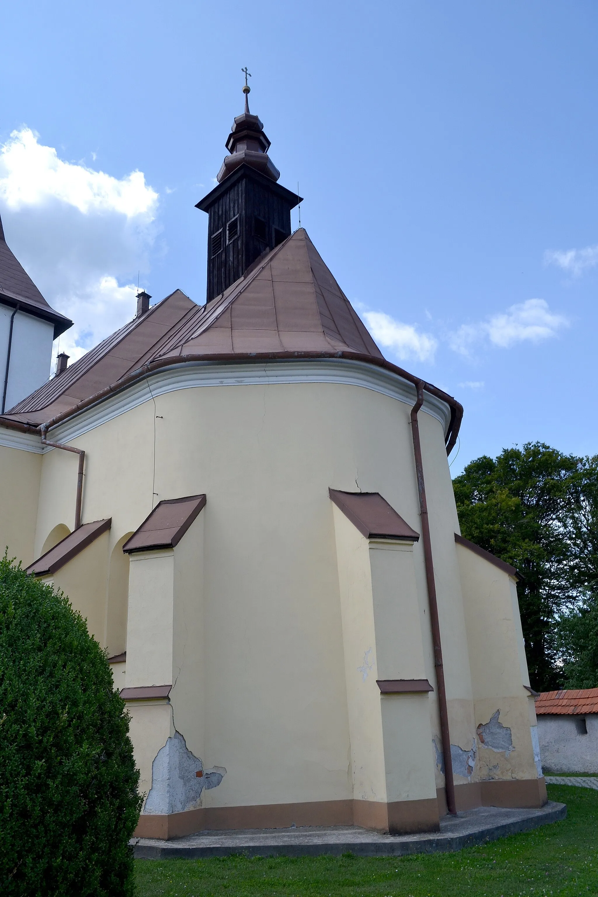 Photo showing: Lovčica-Trubín (okr. Žiar nad Hronom), Kostol svätej Márie Magdalény; presbytérium s opornými piliermi