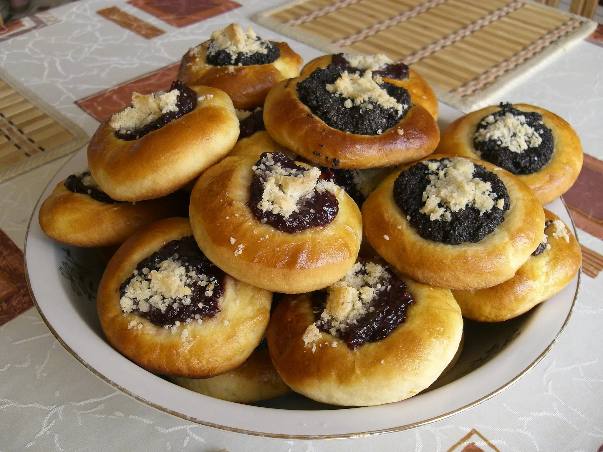 Photo showing: Koláčky - czech sweet bread with plum jam or poppy seeds, Czech Republic.