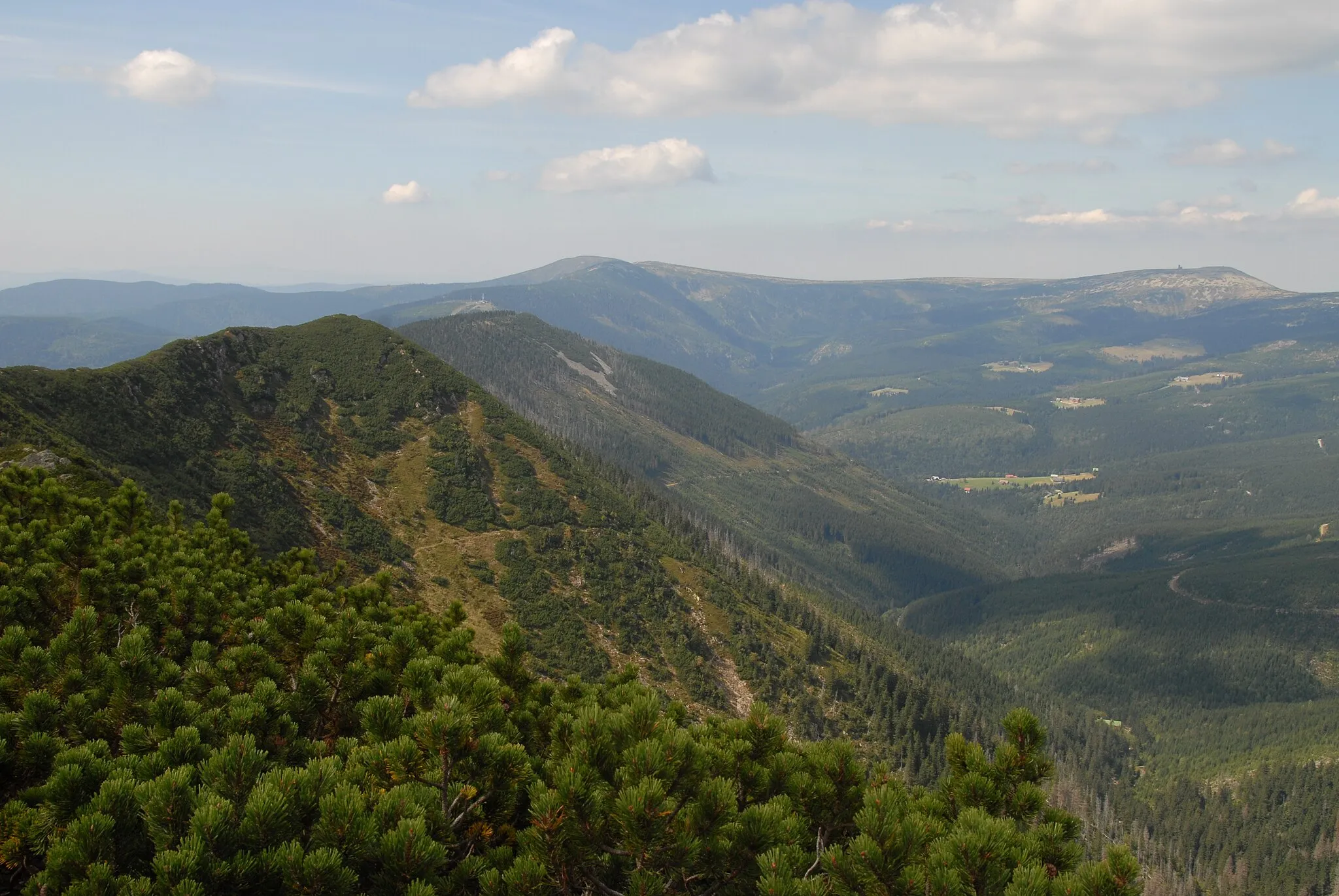 Photo showing: Zadní vrchol (1317 m.n.m.) Kozích hřbetů a Bouda u Sněžných jam (1506 m.n.m.) foceny z vyhlídky Krakonoš