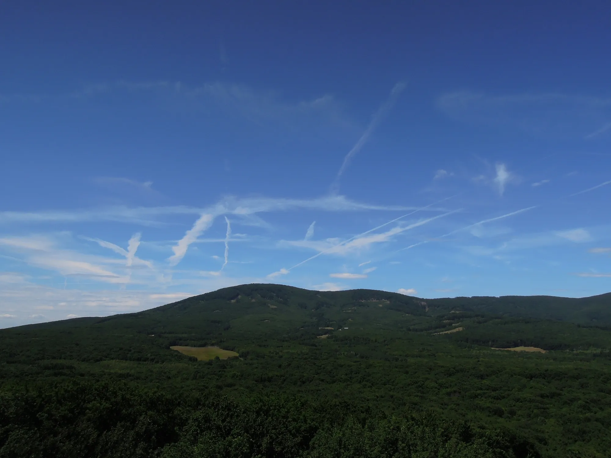 Photo showing: View of the Veľký Tribeč (829 m) from the hill Svinec (view from the southeast).