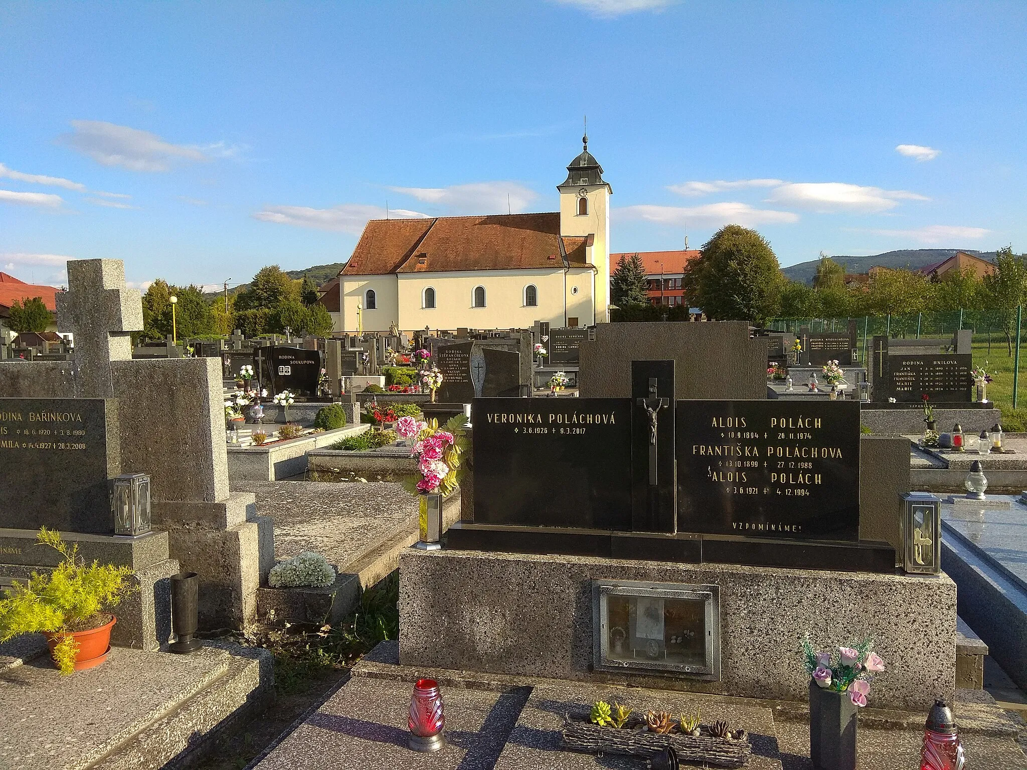 Photo showing: Kostel ve Štítné nad Vláří a přilehlý hřbitov.