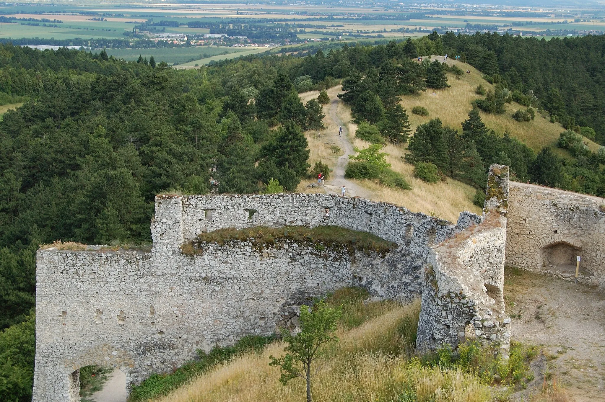 Photo showing: Brana opevnenia na Cachtickom hrade