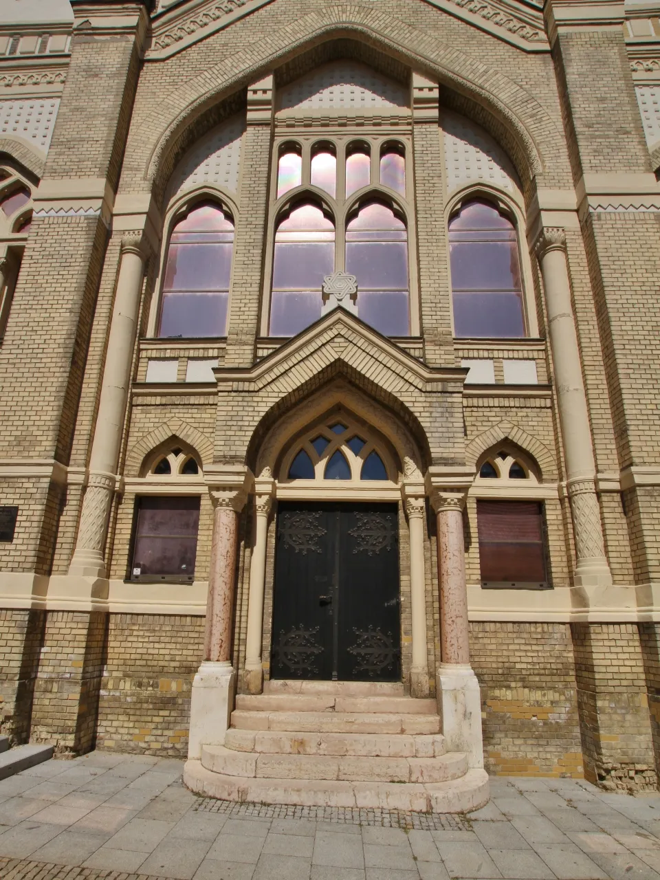 Photo showing: Main entrance of the former synagogue in Nitra, Slovakia