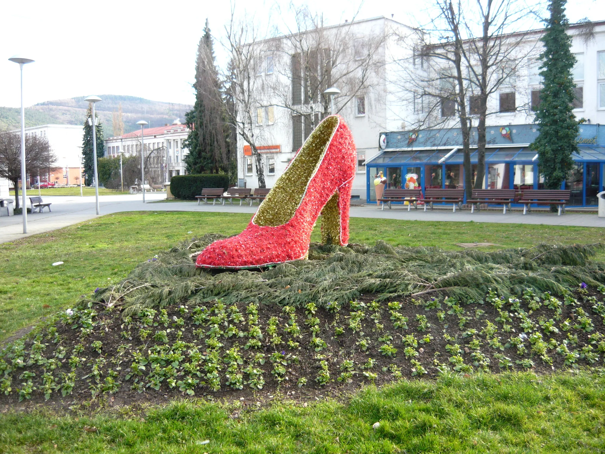 Photo showing: Shoe in Partizánske, Slovakia.