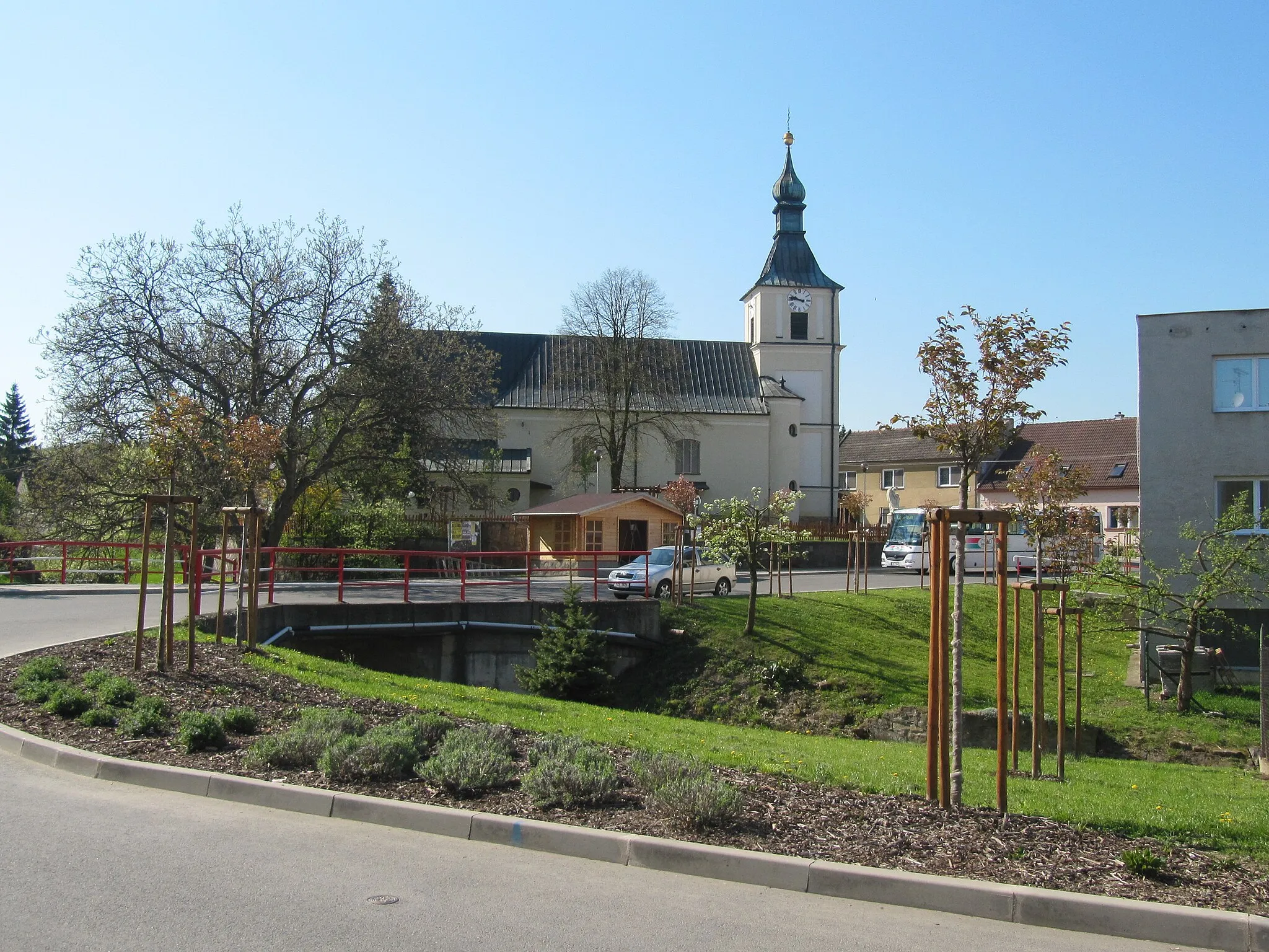Photo showing: Boršice u Blatnice in Uherské Hradiště District, Czech Republic. Church and bus stop.
