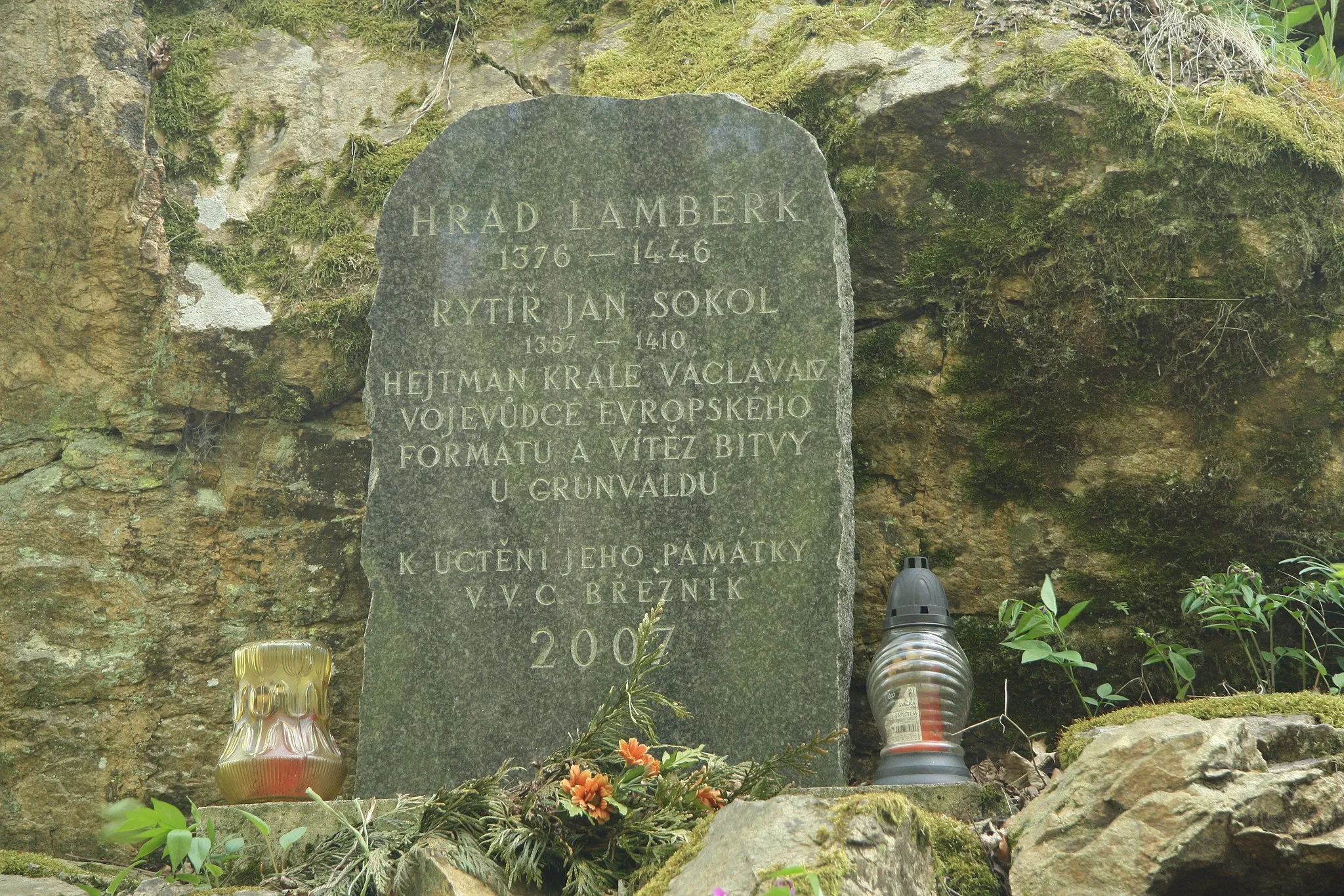 Photo showing: Memorial stone of knight Jan Sokol from Lamberk at Lamberk castle near Březník, Třebíč District.