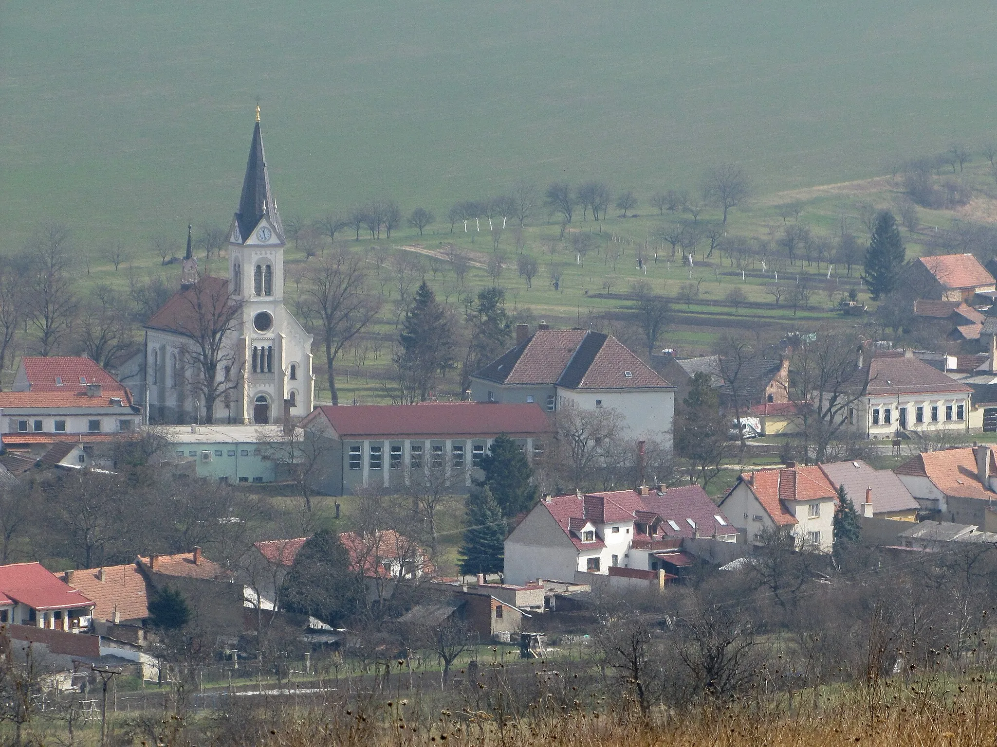 Photo showing: Pohled na Radějov a kostel svatého Cyrila a Metoděje z kopce Žerotín