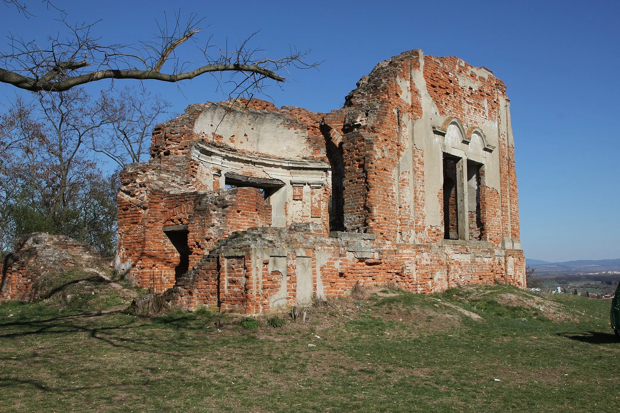 Photo showing: Zřícenina kaple sv. Floriána a Šebestiána na kopci Starý hrad nad Bzencem, zničené roku 1945. Pohled od západu.