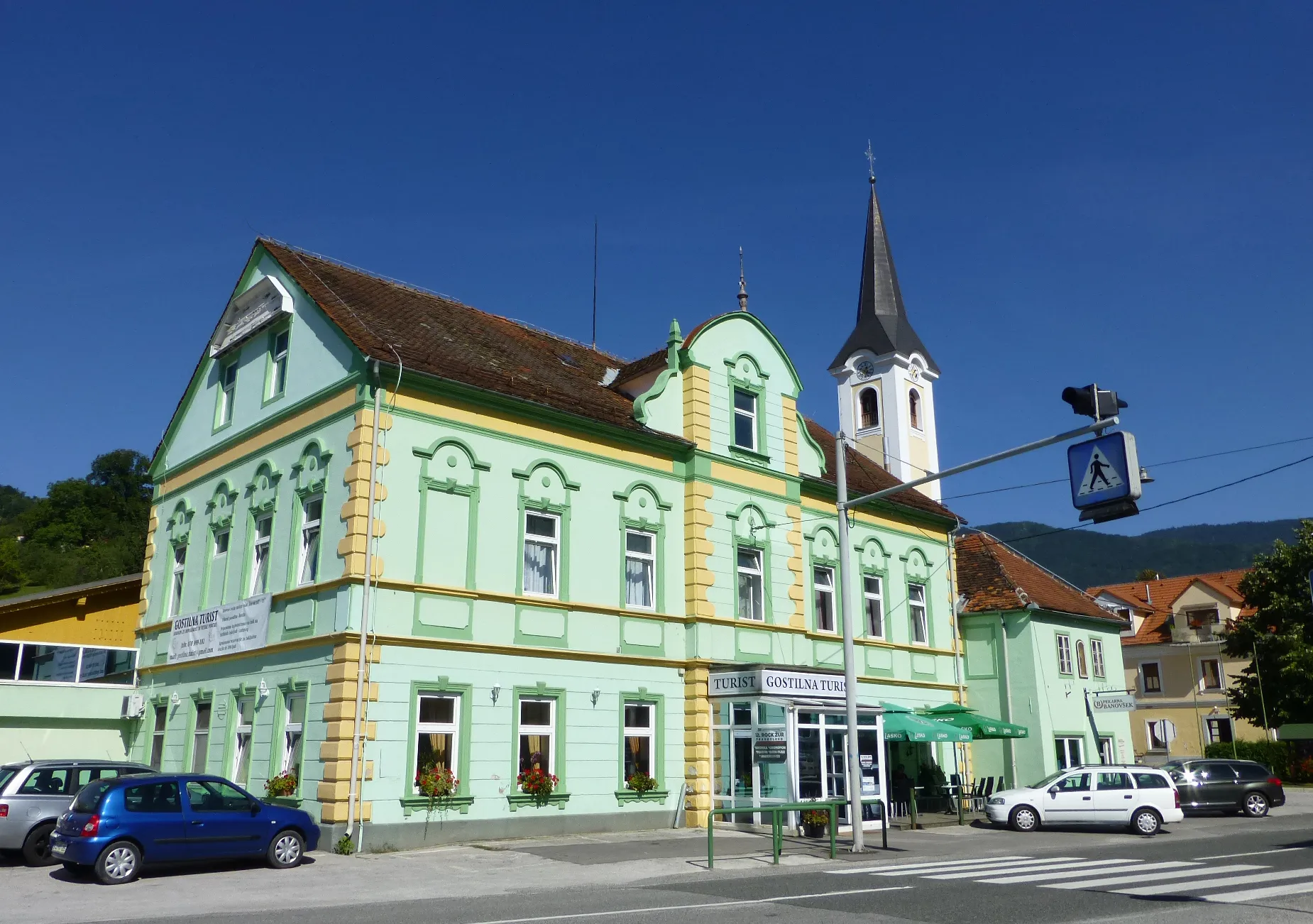 Photo showing: Main place in Frankolovo, municipality of Vojnik, Styrian Slovenia. Restaurant and church.