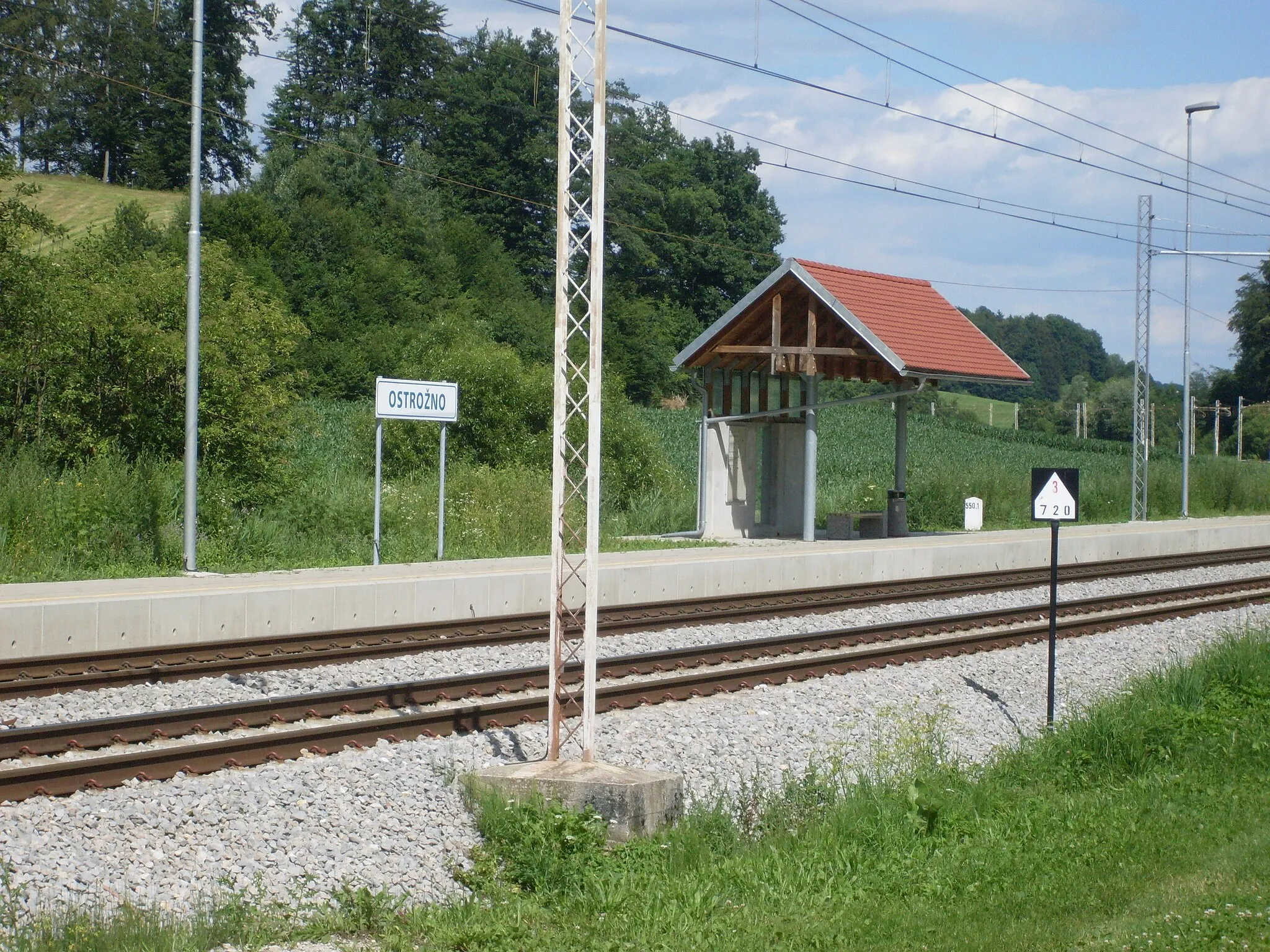 Photo showing: Northern platform of the railway halt in Ostrožno, serving villages Ostrožno pri Ponikvi and Cecinje