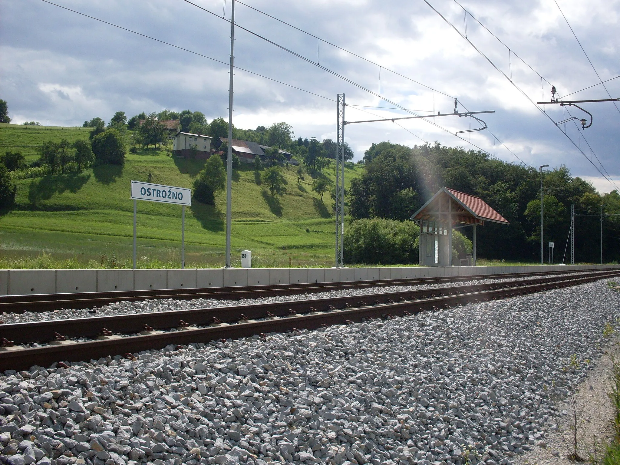 Photo showing: Southern platform of the railway halt in Ostrožno, serving villages Ostrožno pri Ponikvi and Cecinje