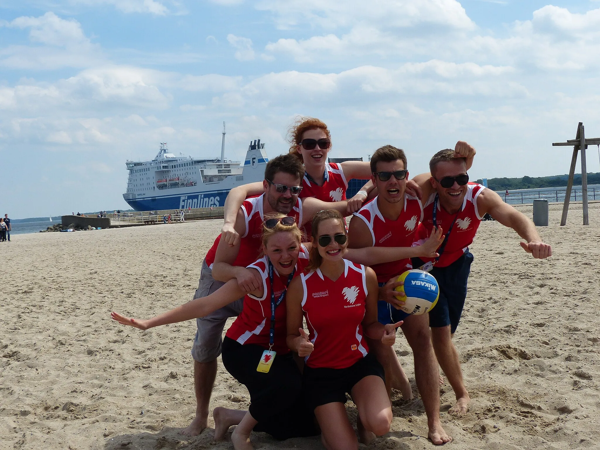 Photo showing: Gruppenbild Verbotene Liebe mit u.a. Sebastian Schlemmer ("Sebastian"), Florian Wünsche ("Emilio"), Janina Isabell Batoly ("Bella"), Nicole Mieth ("Kim"), Julia Sontag ("Martha"), Dominic Saleh-Zaki ("Andi") beim Beachvolleyball-Starcup 2013