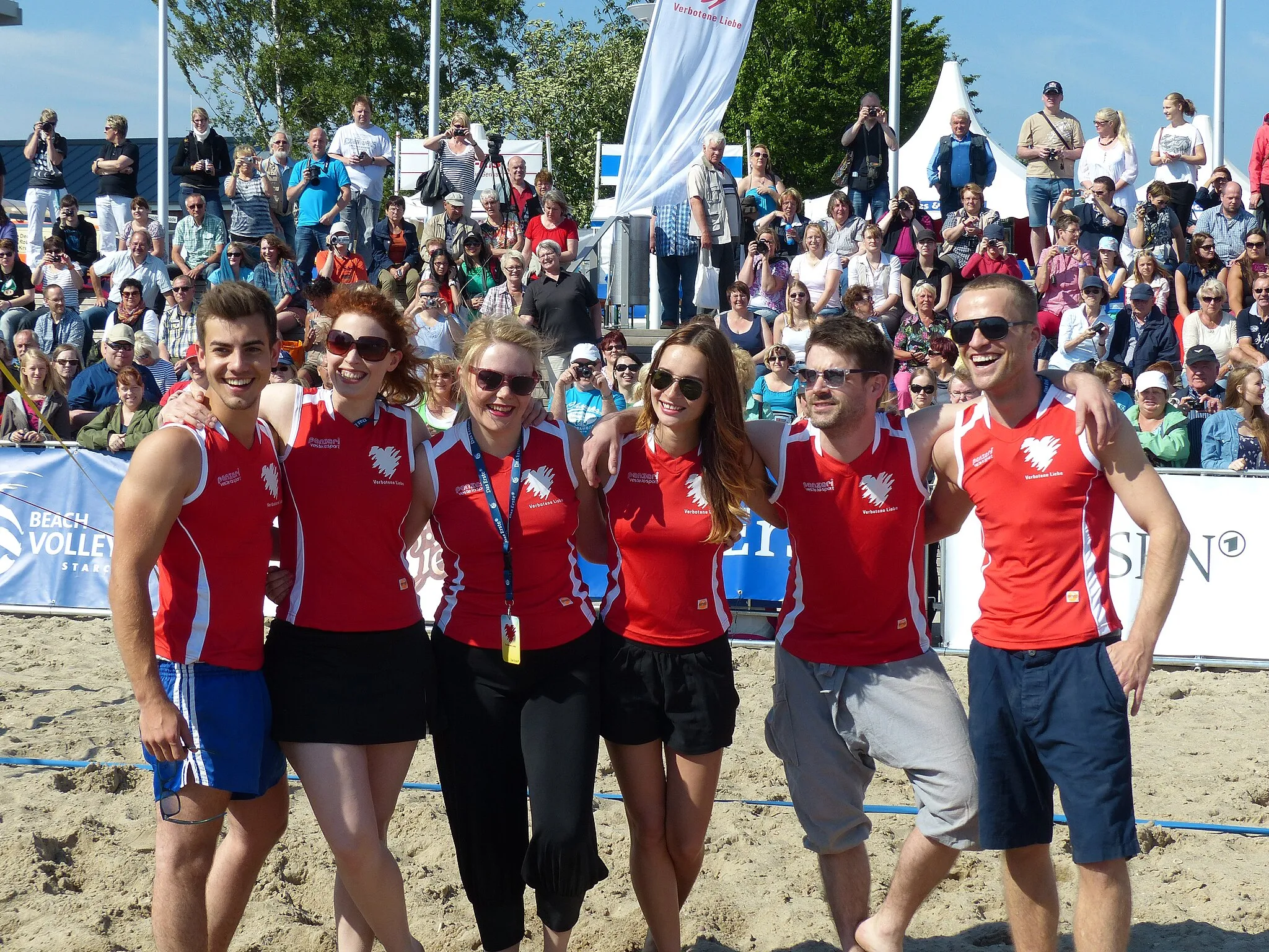 Photo showing: Das Team der Verbotenen Liebe mit Sebastian Schlemmer ("Sebastian"), Florian Wünsche ("Emilio"), Janina Isabell Batoly ("Bella"), Nicole Mieth ("Kim"), Julia Sontag ("Martha"), Dominic Saleh-Zaki ("Andi")