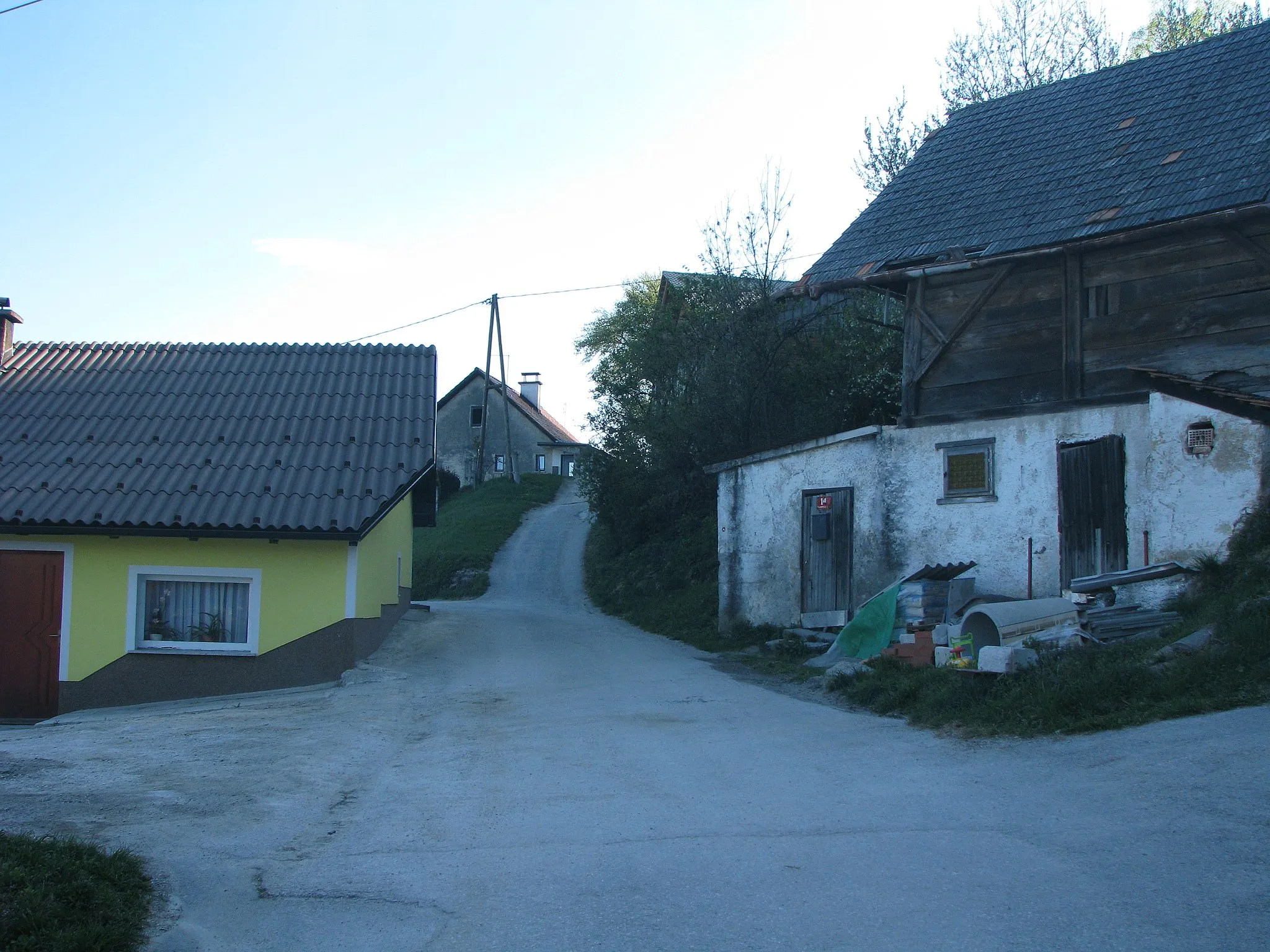 Photo showing: Road in Planinska vas, village above Trbovlje.
