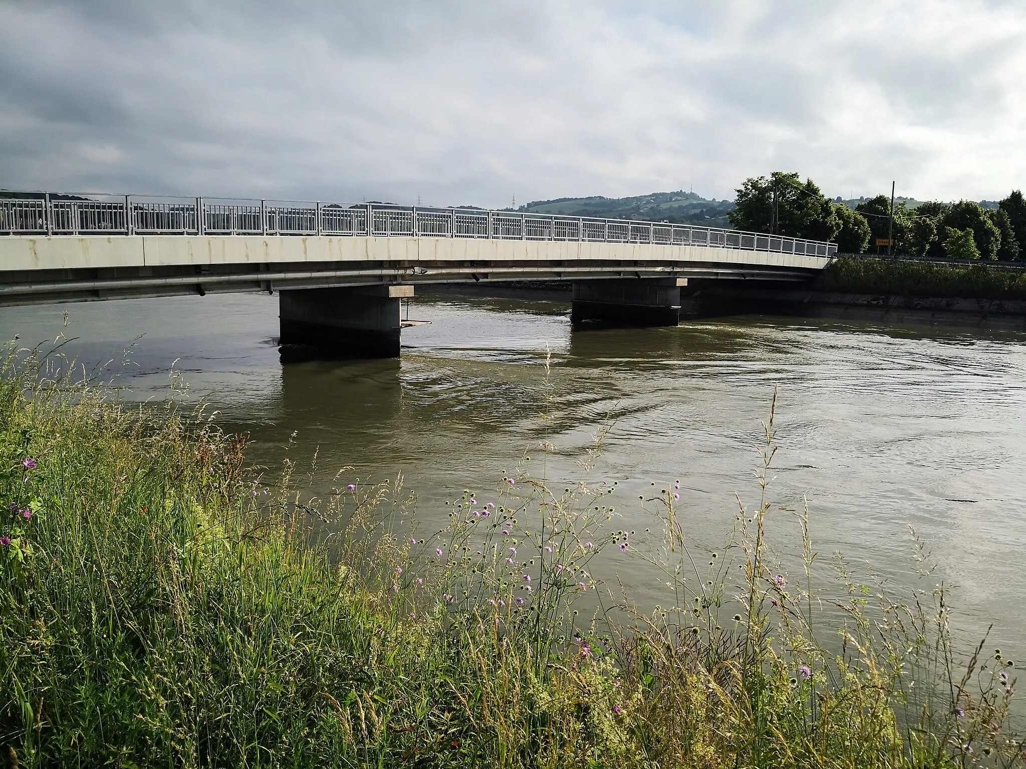 Photo showing: Pogled na most iz mesta snemanja.