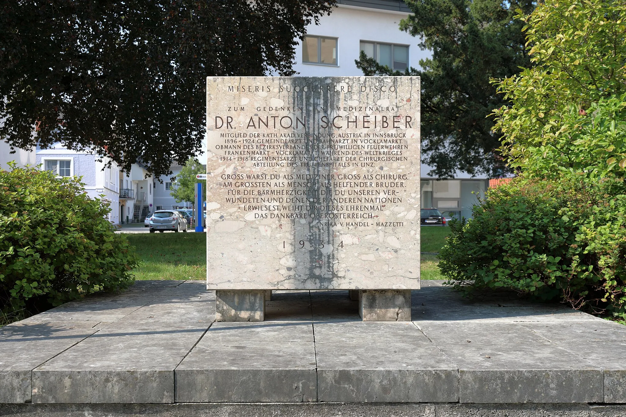 Photo showing: Der Anton-Scheiber-Gedenkstein mit einer Inschrift der Schriftstellerin Enrica von Handel-Mazzetti vor der Pfarrkirche in der oberösterreichischen Marktgemeinde Vöcklamarkt.