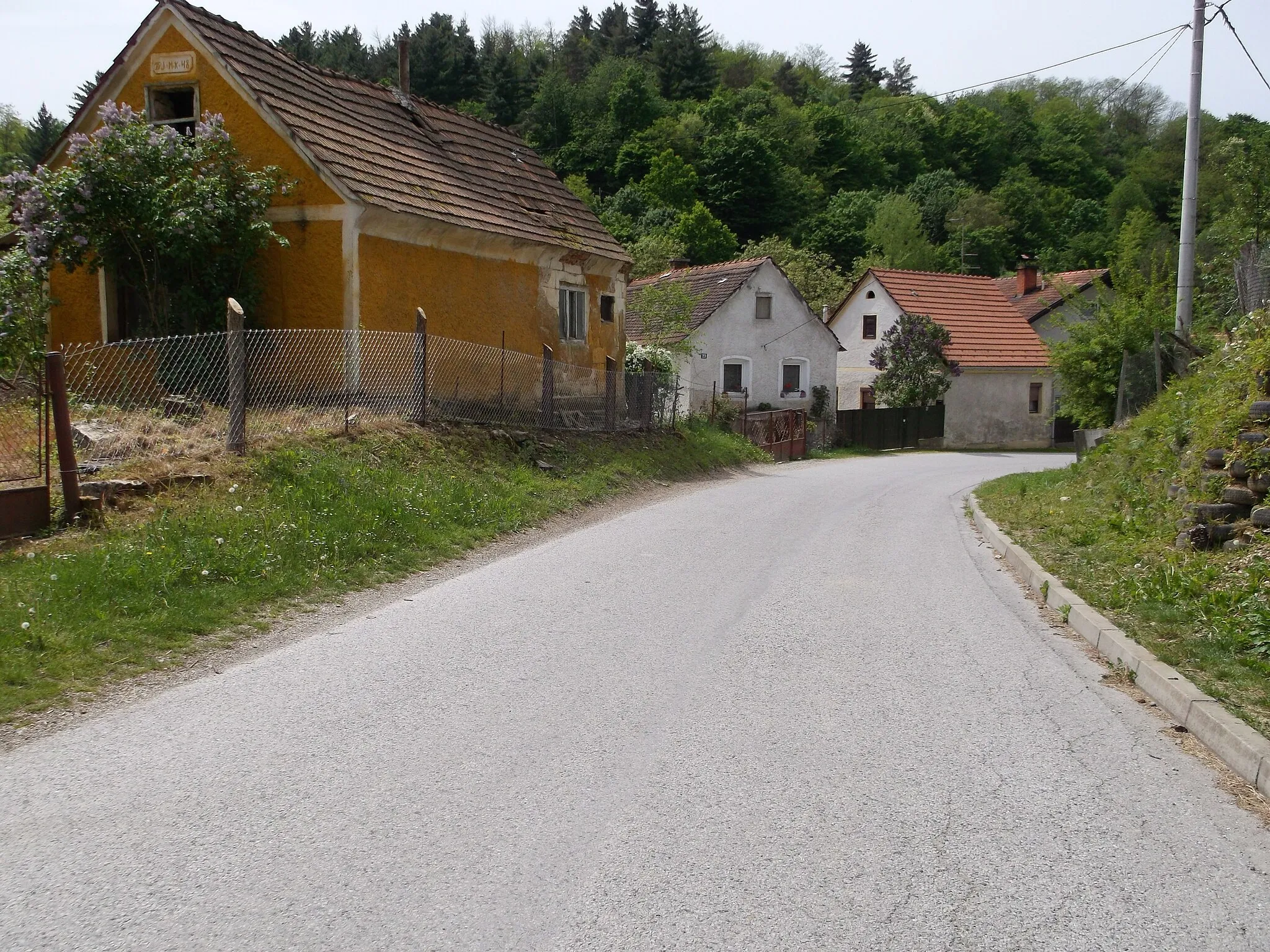 Photo showing: The street of village Vinica, Croatia