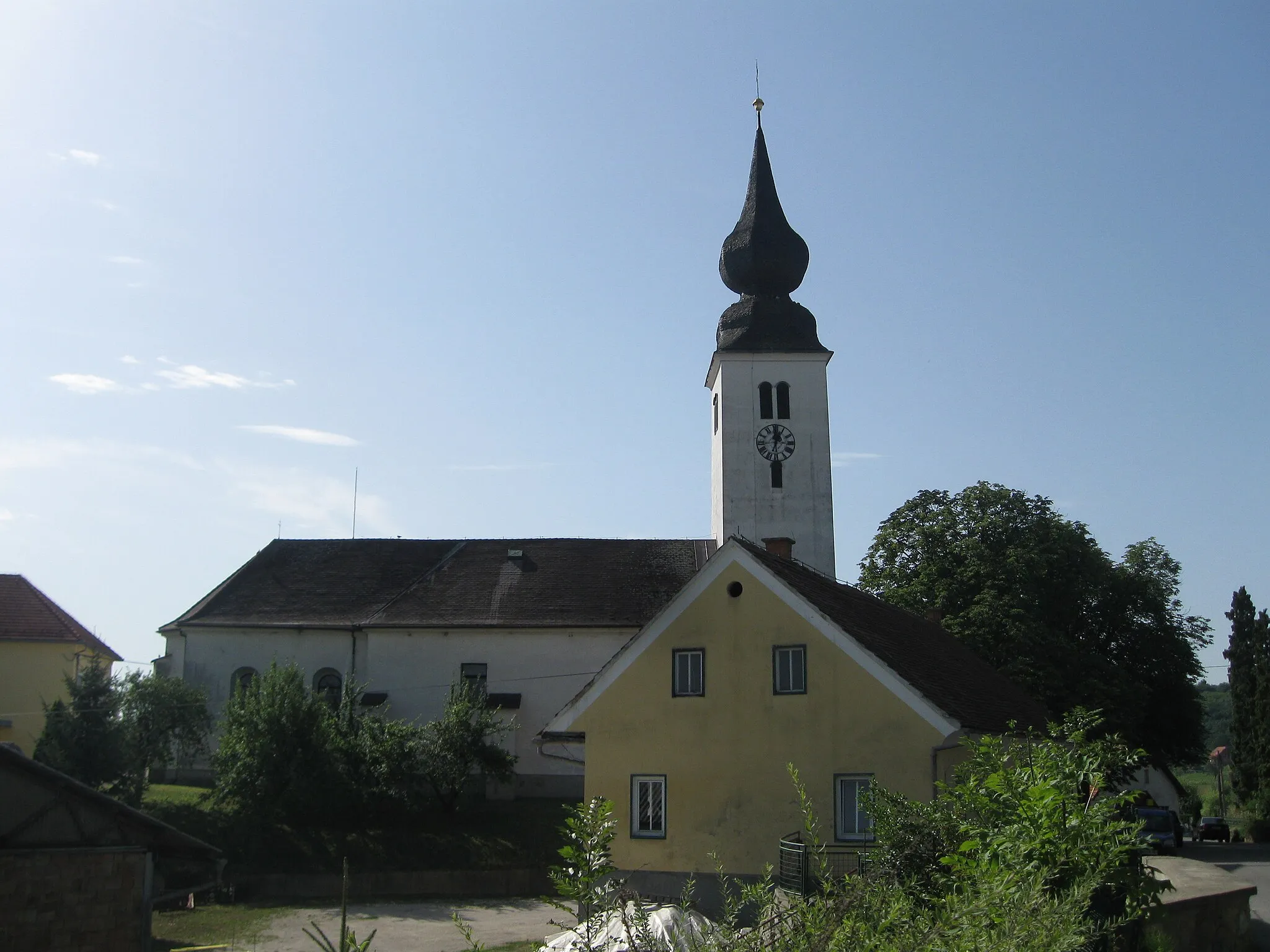 Photo showing: Cerkev je prvič omenjena v 14. stol., po porušitvi 1532 je bila 1567 znova pozidana. Sestavljajo jo zvonik, ladja, prezbiterij in baročna zakristija. Notranjščina je baročno obokana, oprema je baročna. V južni steni sta vzidana rimskodobna kamna.