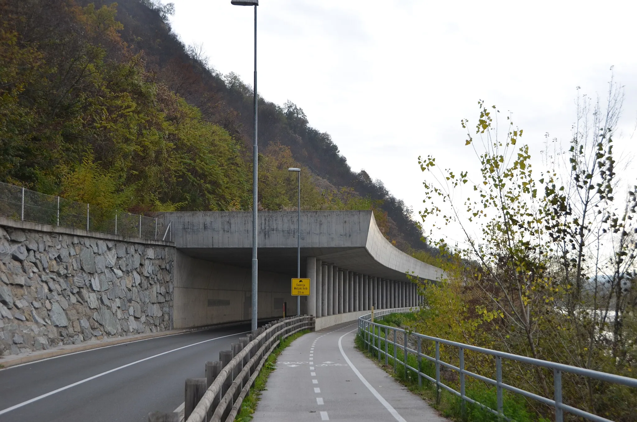 Photo showing: Gallery Meljski hrib (2012) protects the main road and area for cyclists and pedestrians from falling rocks from unstable hillsides above.