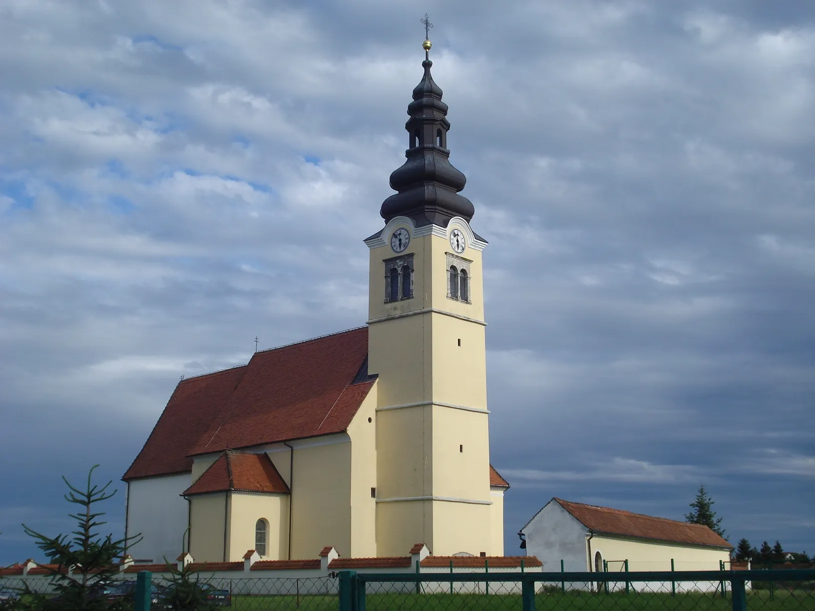Photo showing: Church of Holy Trinity in Nedelišće, Medjimurje County, Croatia - front view