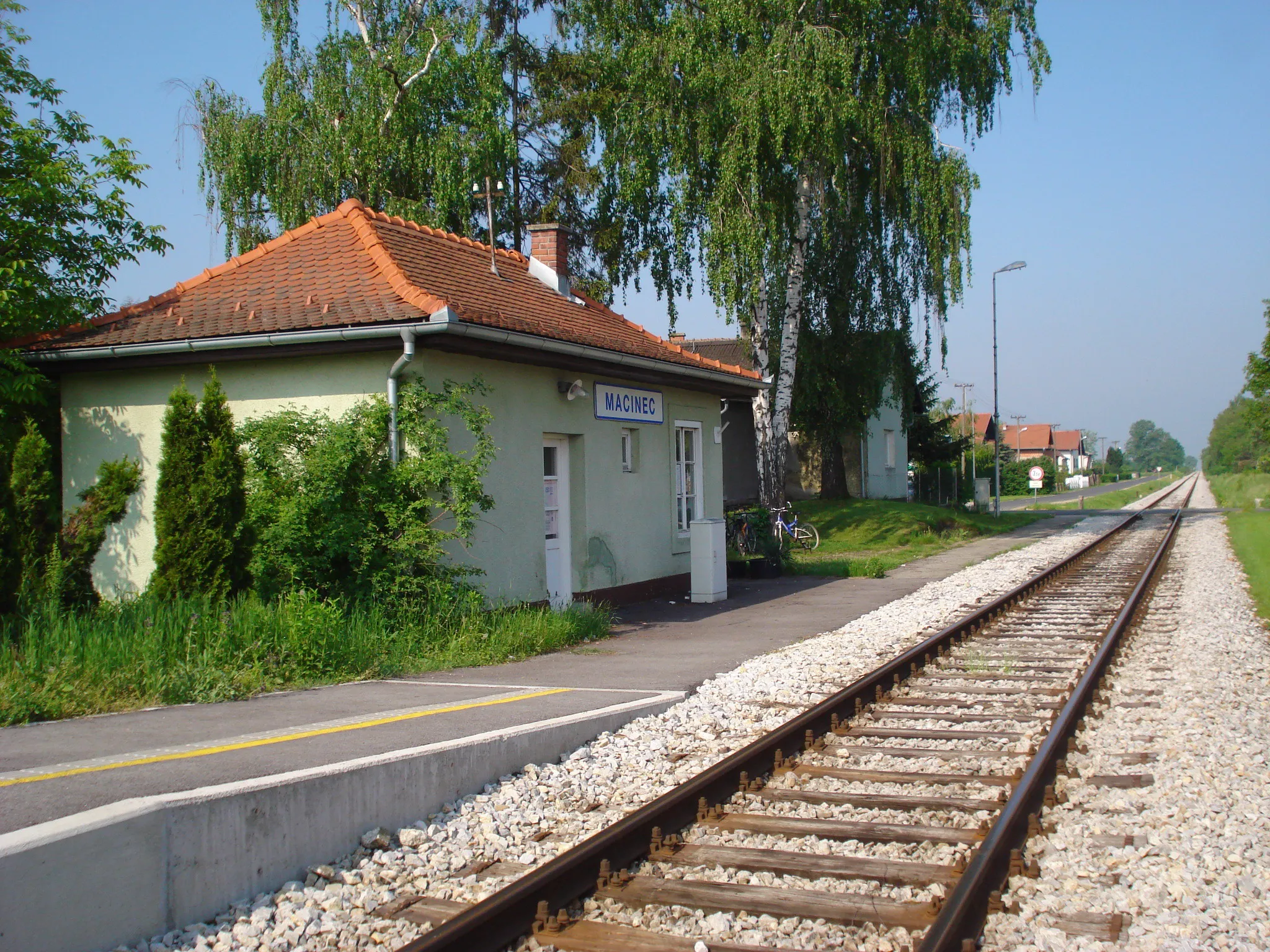 Photo showing: Macinec railway station, Medjimurje County, northern Croatia