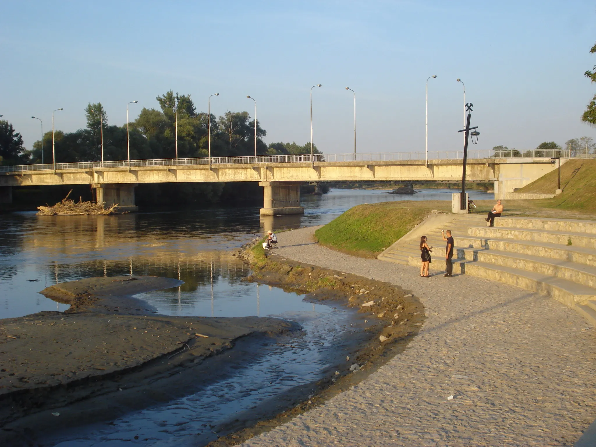 Photo showing: Road bridge over the Mura river in Mursko Središće, Međimurje County, Croatia - promenade